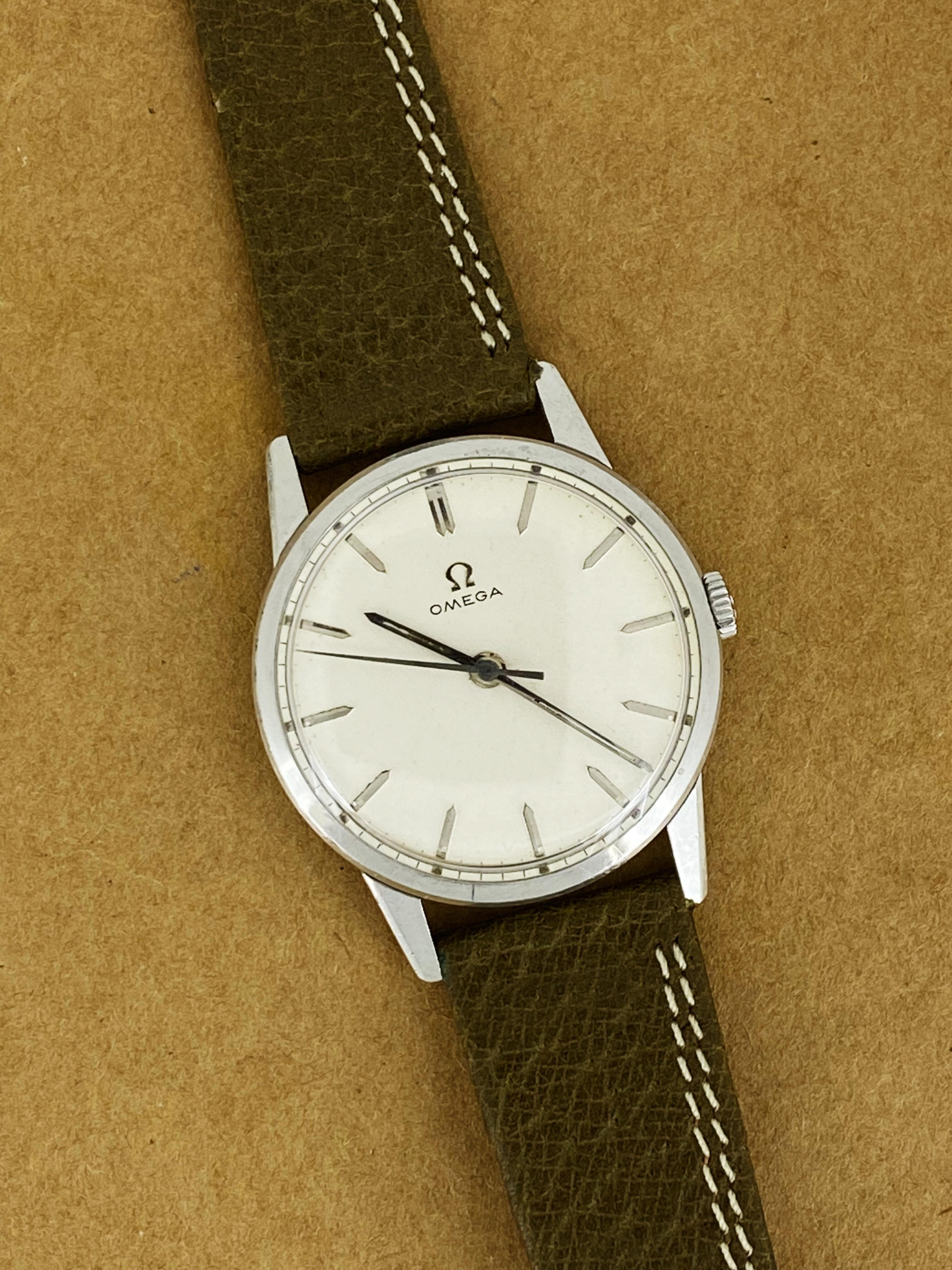 Les garde-temps Omega sont admirés depuis longtemps pour 
leur fonctionnalité, leur attrait et leur puissance. 

Cet exemple particulier est un exemple classique 
Montre Omega vintage ref 131.001-63-9C pour hommes, 
datant de 1962, exécutée en acier