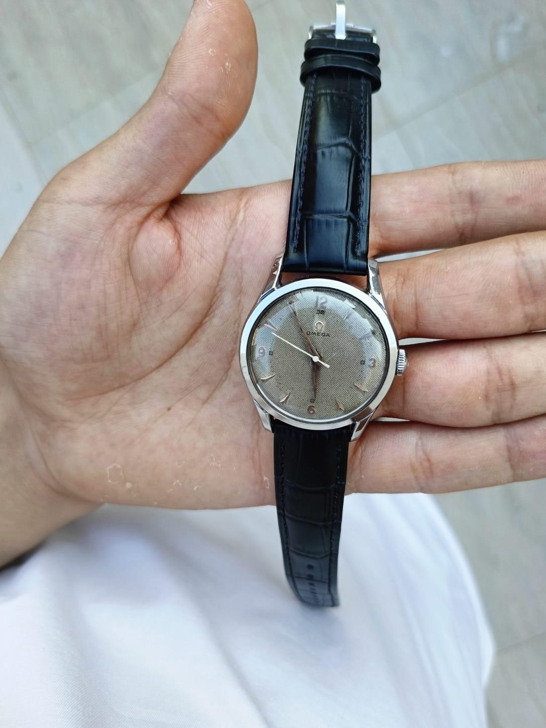 Marke : Omega

Referenznummer: 2640-8SC

Land der Herstellung: Schweiz

Uhrwerk: Handaufzug 283

MATERIAL des Gehäuses: Rostfreier Stahl

Abmessungen: 36.5mm Durchmesser (ohne Krone)

Band Typ : After Market Kalbsleder

Band Zustand : Gebraucht In