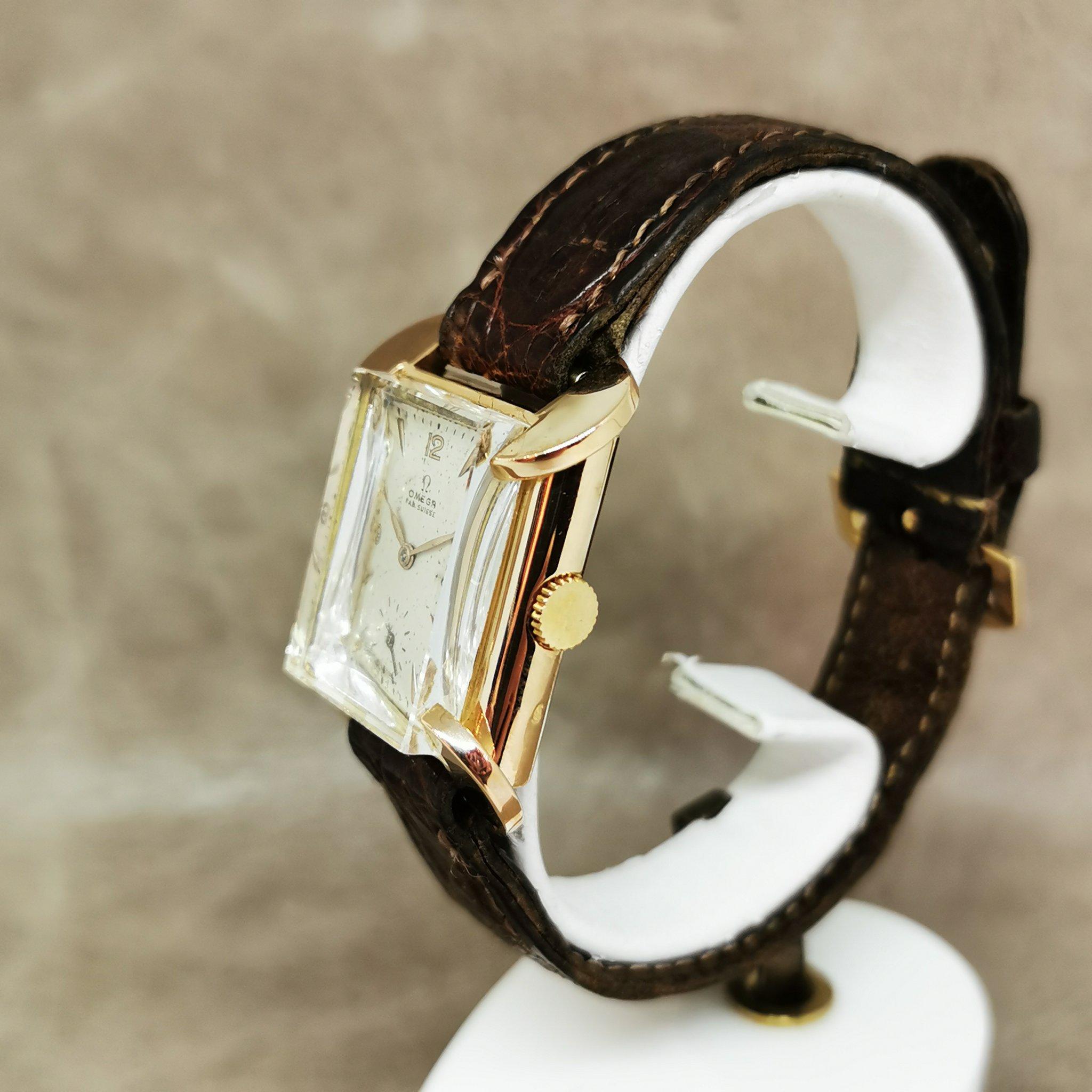 Manufacturer: Omega 

Model: scarab 

Year : 1930 

Serial number: 10833266

Material(s): 18-karat gold 

Dimensions: 24 x 25mm

Glass: sapphire 

Lume: no 

Gauge: R 17.8

Bracelet / Strap: leather 

Width of the horn gap: