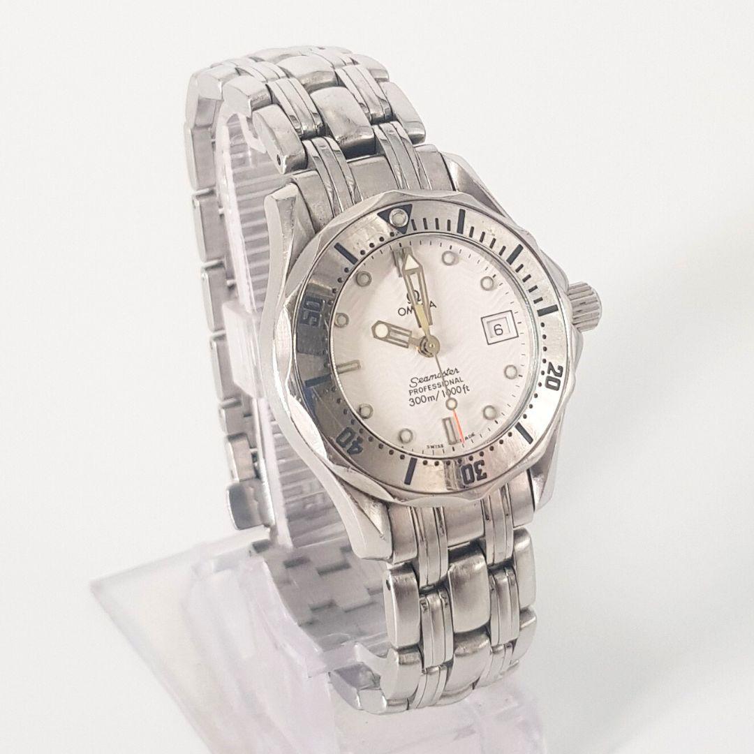 Exquisite
GENDER:  Ladies
MOVEMENT: Quartz
CASE MATERIAL: Steel 
DIAL: 28mm
DIAL COLOUR: White
STRAP:  50mm
BRACELET MATERIAL: Steel
CONDITION: 8/10 
MODEL NUMBER: xxxxxx
SERIAL NUMBER: xxxxxx
YEAR: Unknown
BOX – No
PAPERS – No
