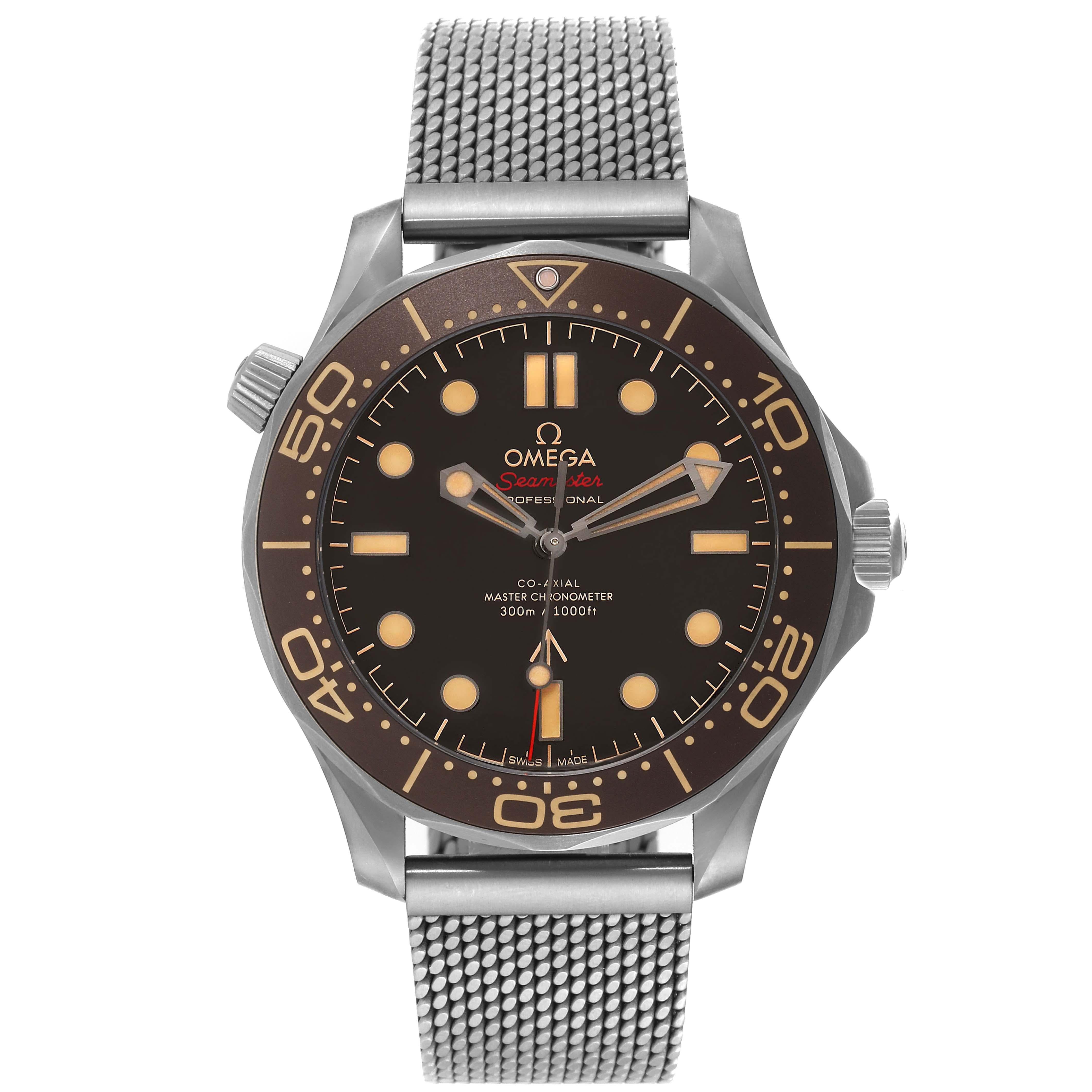 Omega Seamaster 007 Edition Titanium Mens Watch 210.92.42.20.01.001 Unworn. Mouvement automatique à remontage automatique. Boîtier rond en titane de 42.0 mm de diamètre. Lunette tournante unidirectionnelle marron. Verre saphir résistant aux rayures.