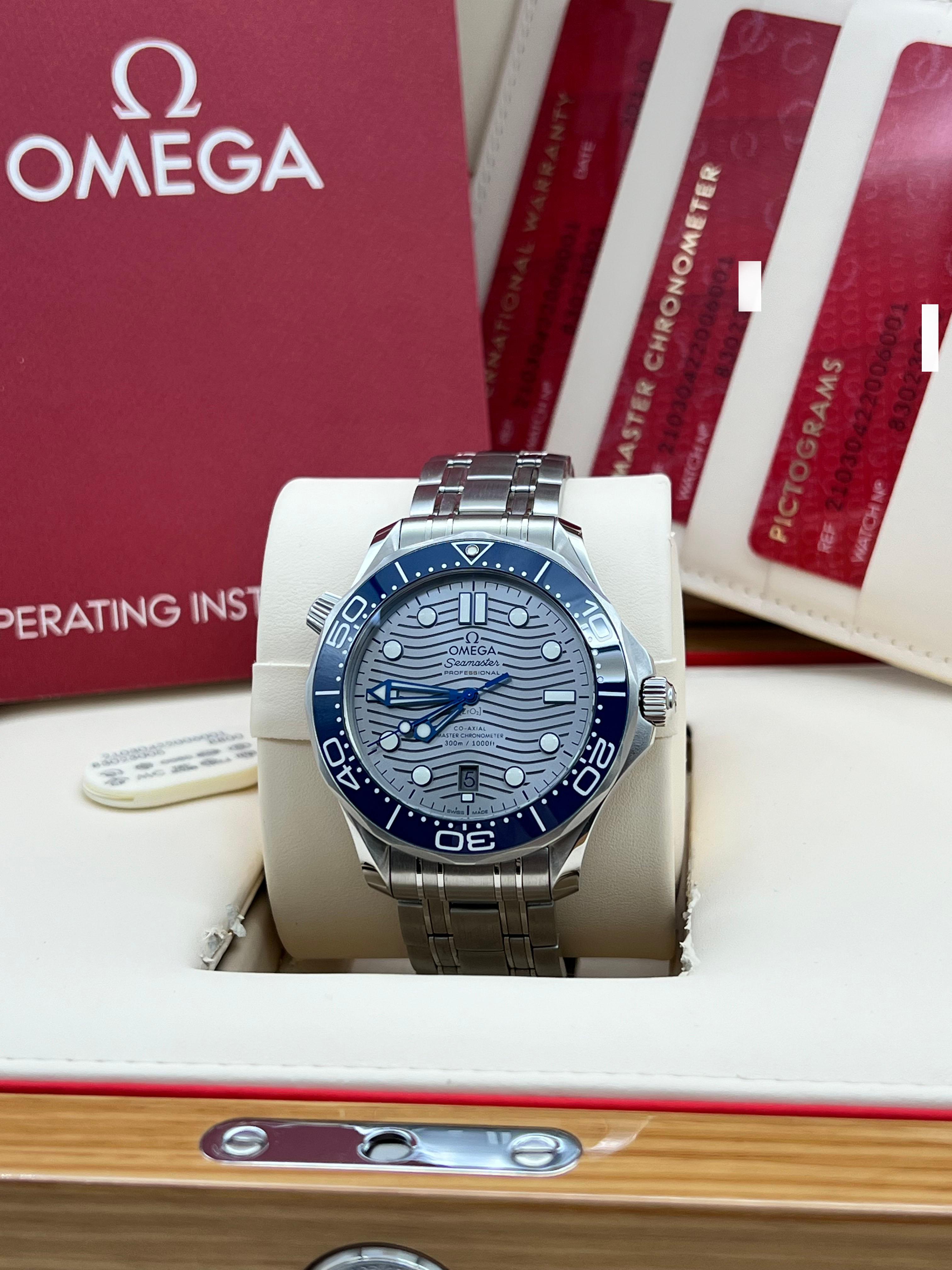 Numéro de style : 210.30.42.20.06.001
Modèle : Omega Seamaster 
Matériau du boîtier : Acier inoxydable
Lunette : Céramique bleue
Cadran : cadran gris à vagues 
Visage : Cristal saphir 
Taille du boîtier : 42 mm 
Comprend : 
-Boîte Oméga&