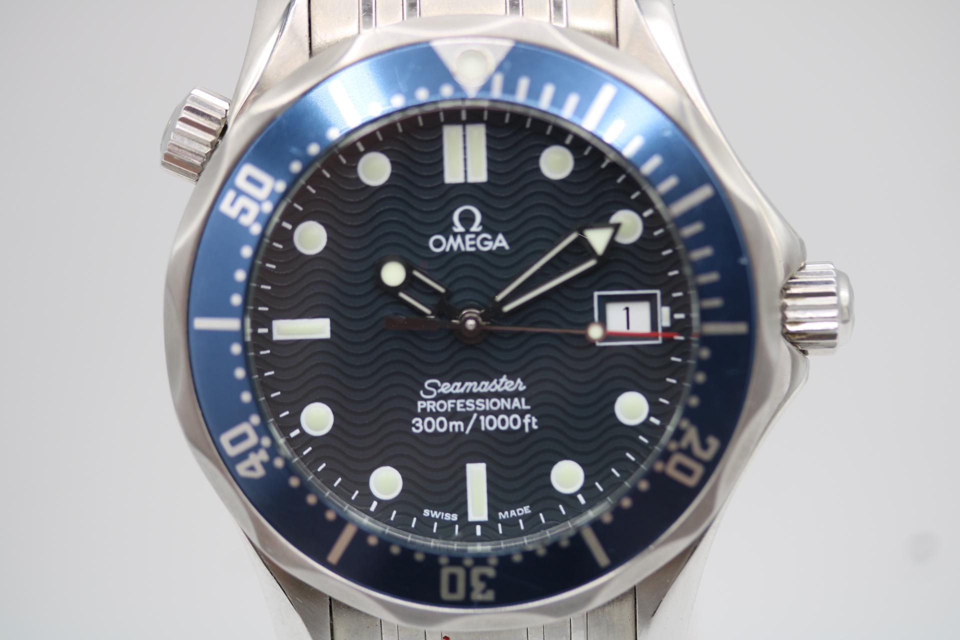 Omega Seamaster 25618000, 36 mm a batteria al quarzo con scatola interna ed esterna originale, manuali e portafoglio (tutto tranne la scheda di garanzia originale).

In ottime condizioni di funzionamento. Questo Omega Seamaster rappresenta un valore