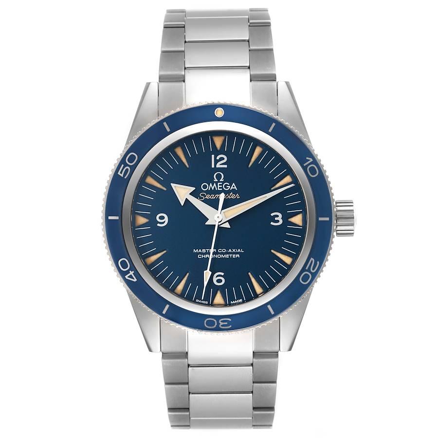 Omega Seamaster 300 Blue Dial Titanium Watch 233.90.41.21.03.001 Box Card. Mouvement automatique à remontage automatique avec échappement Co-Axial. Résistant aux champs magnétiques supérieurs à 15 000 gauss. Balancier-spiral libre avec spiral en