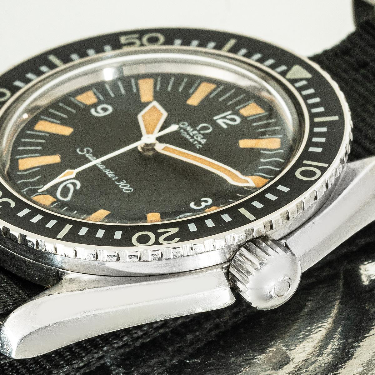 Un reloj de pulsera vintage Omega Seamaster 300, disponible ahora en nuestra sala de exposiciones de Londres.

Fabricado en acero inoxidable, este robusto reloj presenta una esfera negra mate pulida, un bisel giratorio bidireccional y un