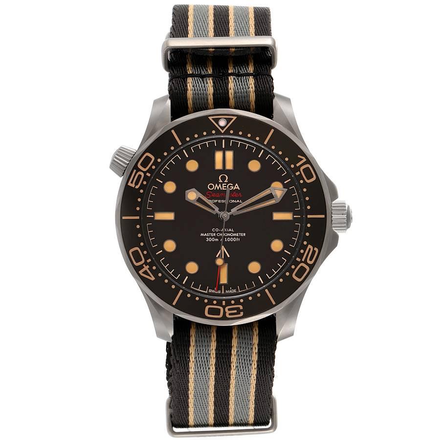 Omega Seamaster 300M 007 Edition Titanium Watch 210.92.42.20.01.001 Unworn. Mouvement automatique à remontage automatique. Boîtier rond en titane de 42.0 mm de diamètre. Lunette tournante unidirectionnelle marron. Verre saphir résistant aux rayures.