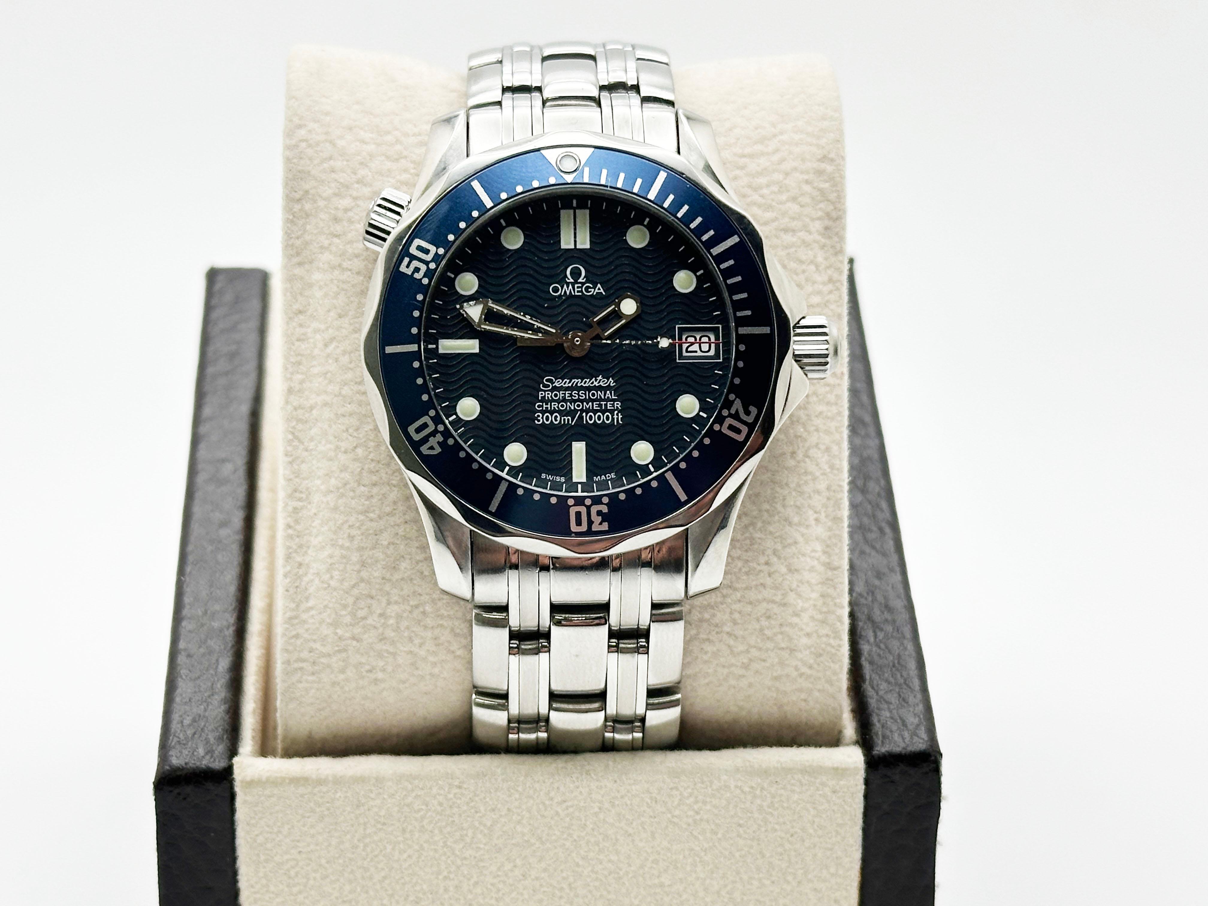 Stilnummer: 2551.80.00 

 

Modell: Omega Seamaster 300M 

 

MATERIAL des Gehäuses: Rostfreier Stahl 

 

Band:  Rostfreier Stahl 

 

Lünette: Blaue Lünette 

 

Wählen:  Blaues Zifferblatt 

 

Gesicht: Saphirglas 

 

Gehäusegröße: 36mm 

