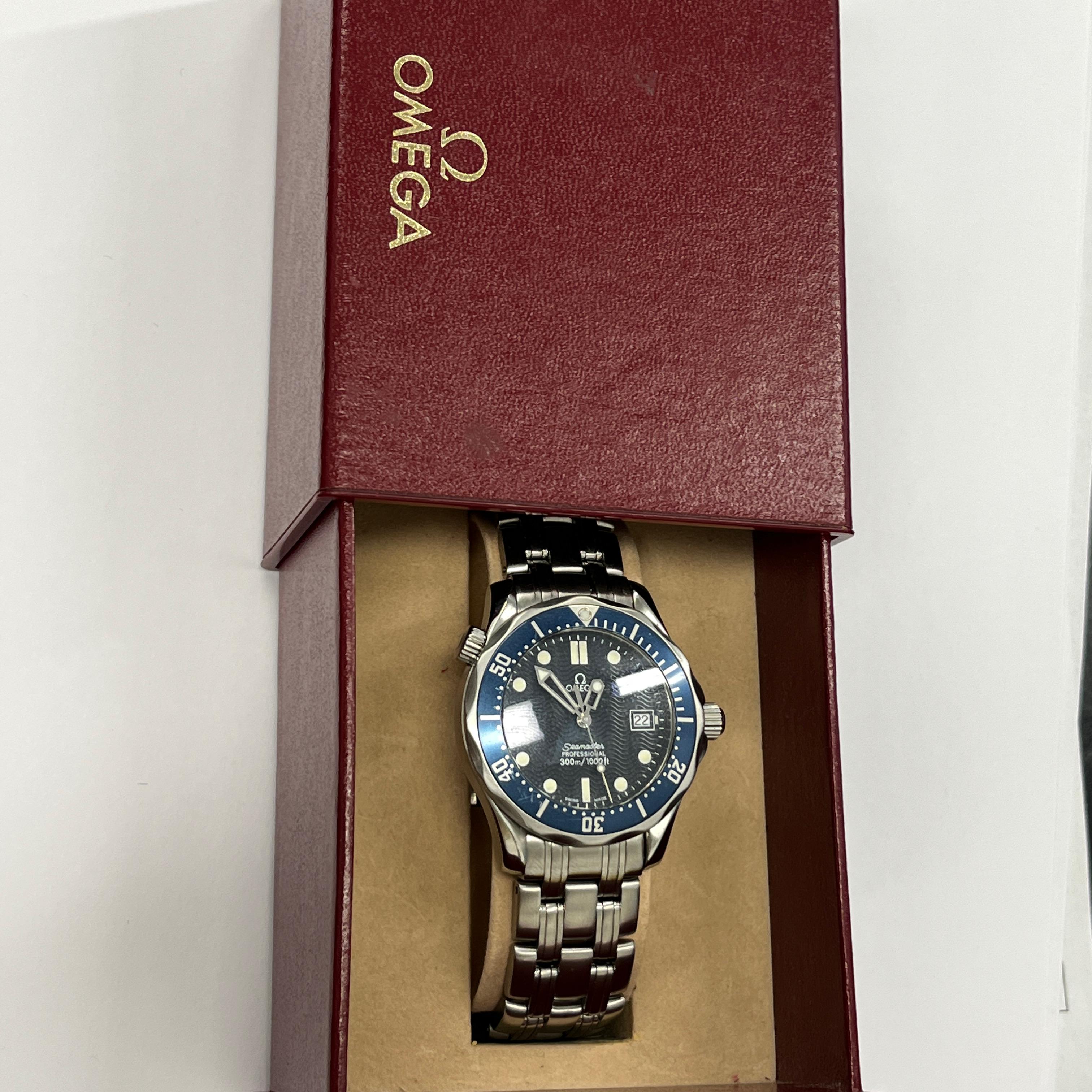 Véritable classique dans le monde des montres de plongée de luxe, l'Omega Seamaster 300M allie des performances de niveau professionnel à un design intemporel. Doté d'un cadran et d'une lunette bleus à motifs de vagues, ce modèle est immédiatement