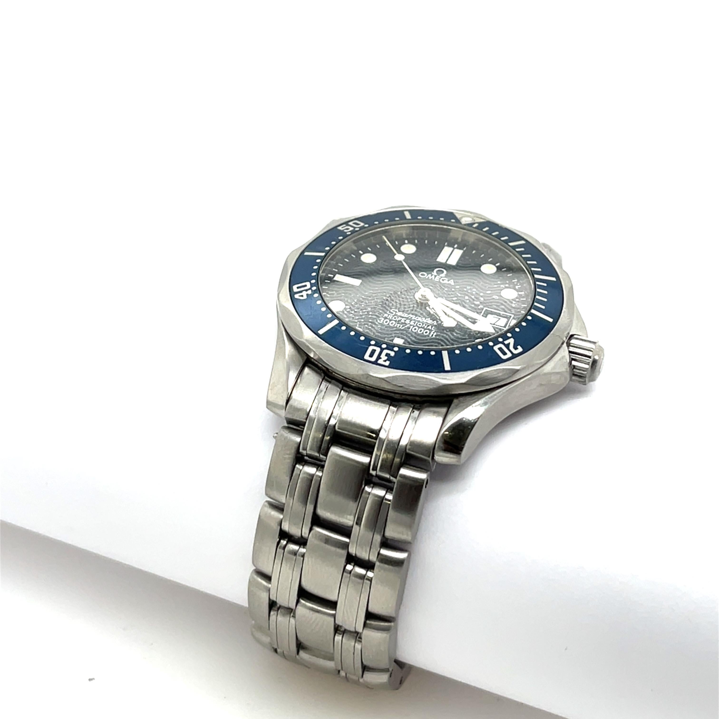Montre de plongée Omega Seamaster 300M cadran bleu - Icône de la précision suisse 5