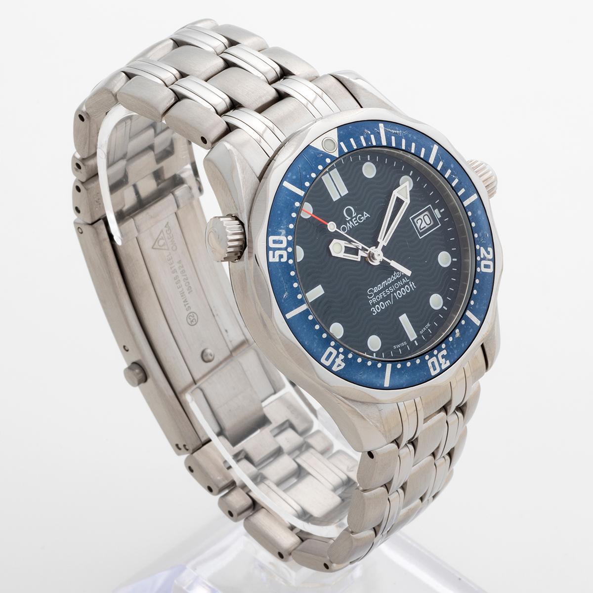Our Omega Seamaster 300m Professional blue wave quartz is a rare midsize model, with 36mm stainless steel case and stainless steel bracelet, reference 2561800. Presented in excellent condition, with light signs of use overall, to be expected given