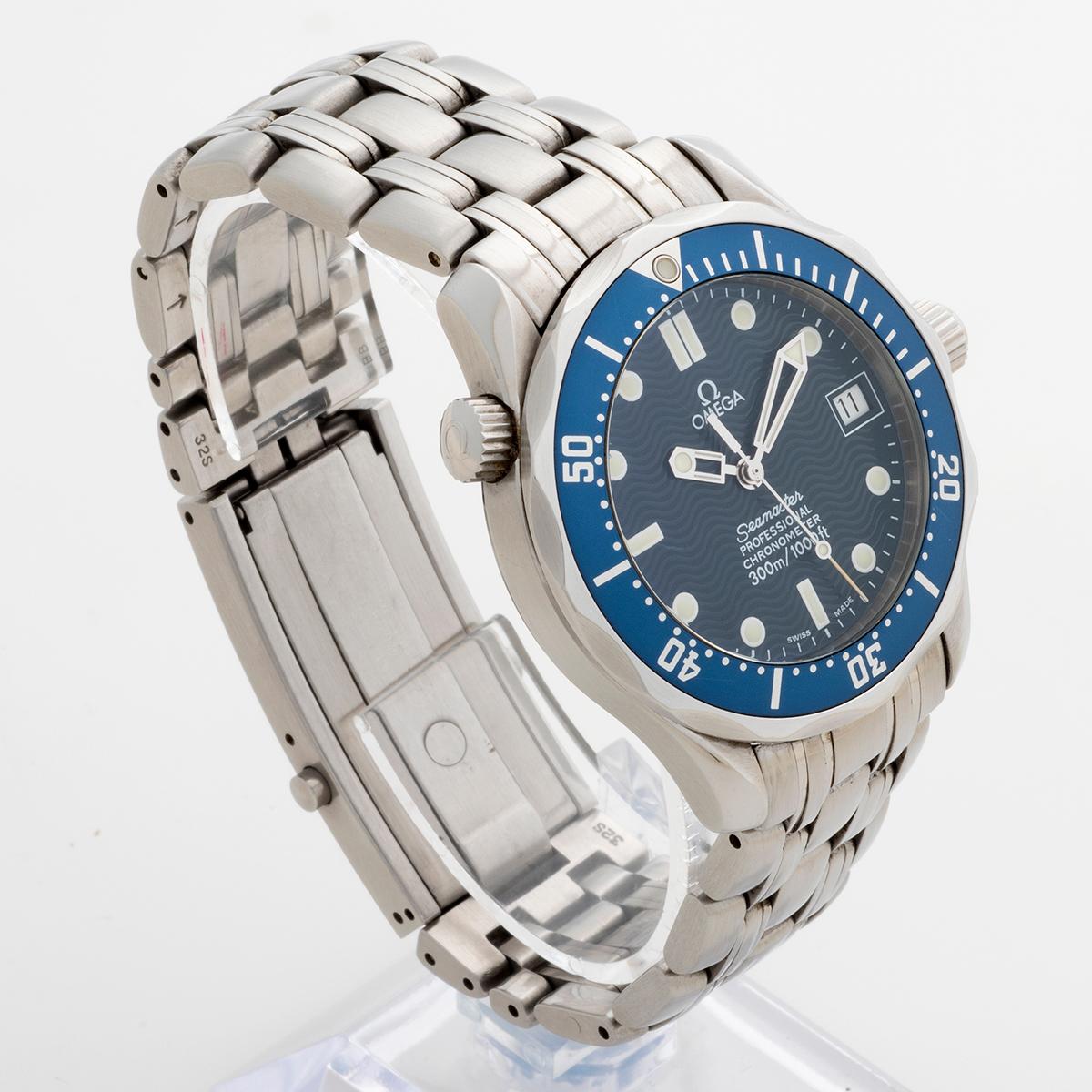 Omega Seamaster 300M Professional Mid Size. Blue Wave Dial, Full Set, Year 2000. In Excellent Condition In Canterbury, GB