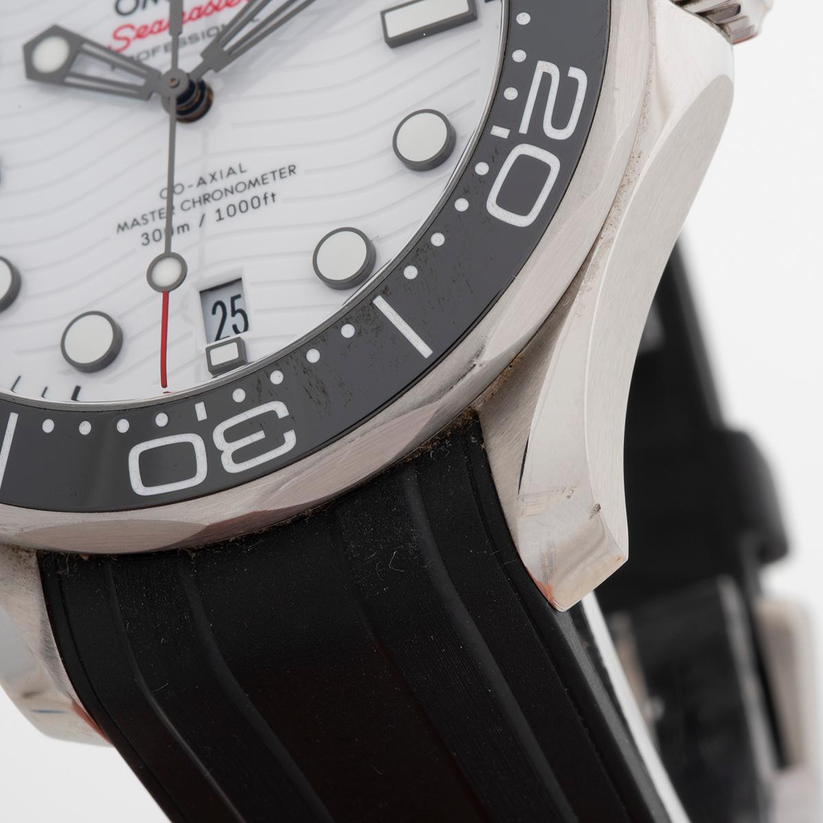Unsere Omega Seamaster 300m-Referenz 21032422004001 mit 41-mm-Edelstahlgehäuse und drehbarer Keramiklünette verfügt über das seltenere weiße Wellenzifferblatt und ein Kautschukarmband, was eine sehr attraktive und sportliche Kombination ergibt.