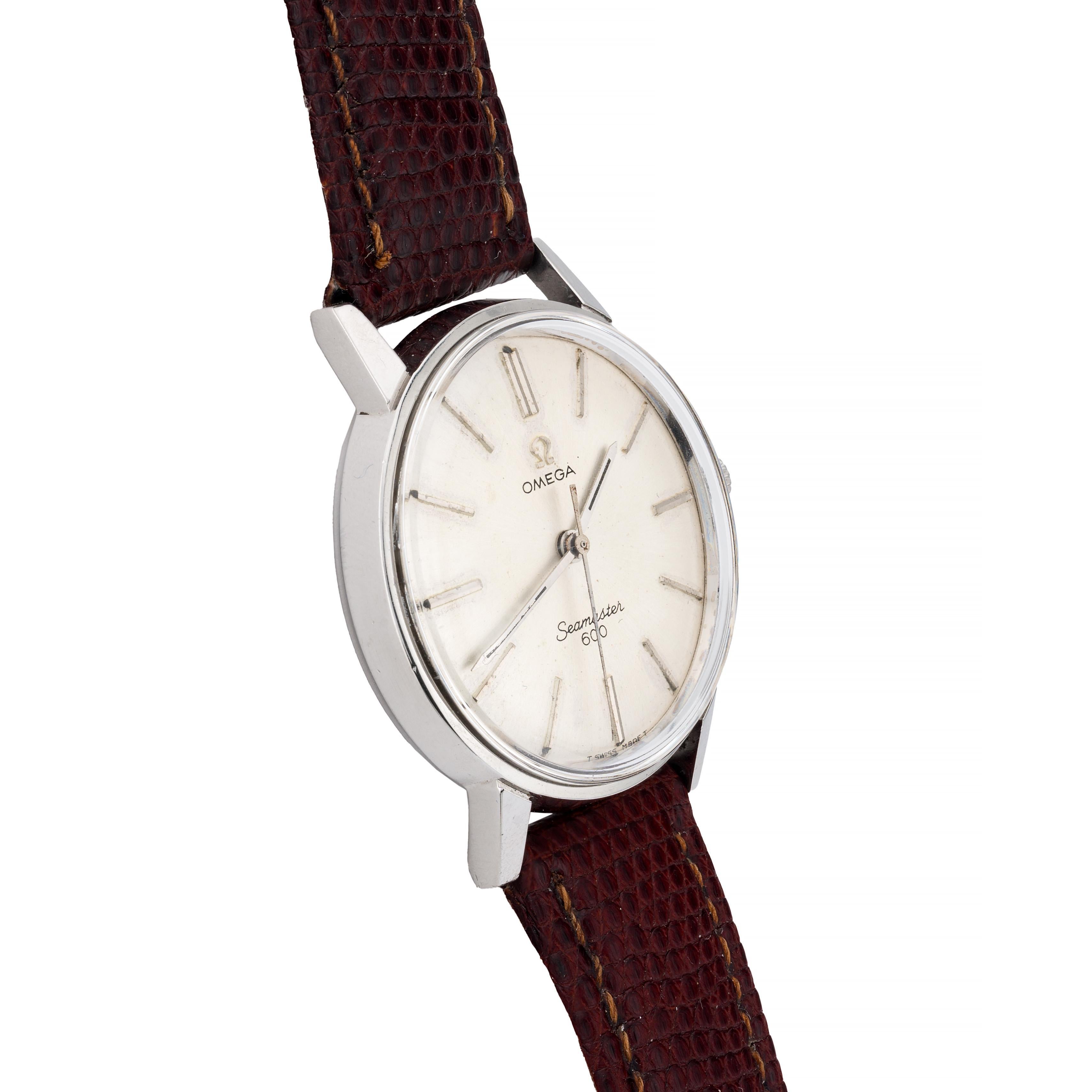 Aston Estate Jewelry Presenta:

Un Omega Seamaster 600 suizo fabricado en acero inoxidable.

La caja redonda mide 34 mm de ancho y presenta un bisel liso que complementa el elegante diseño del reloj. La esfera de rayos de sol, en un refinado tono