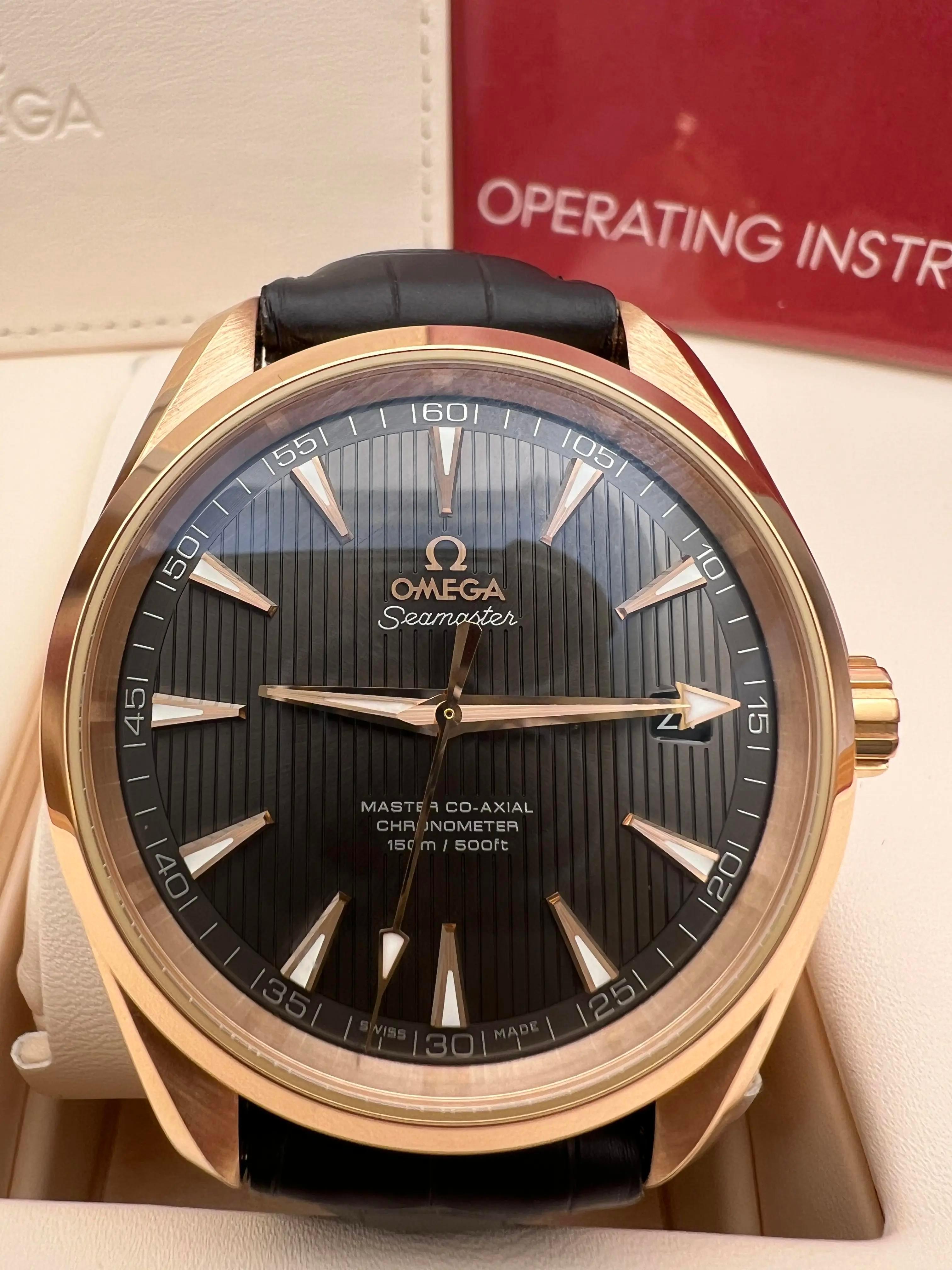L'Omega Seamaster Aqua Terra 150M (référence 231.53.42.21.06.002) est un garde-temps distingué qui illustre l'engagement d'Omega à associer un design classique à une fonctionnalité avancée. Fabriqué en or rose 18 carats, le boîtier de 41,5 mm est