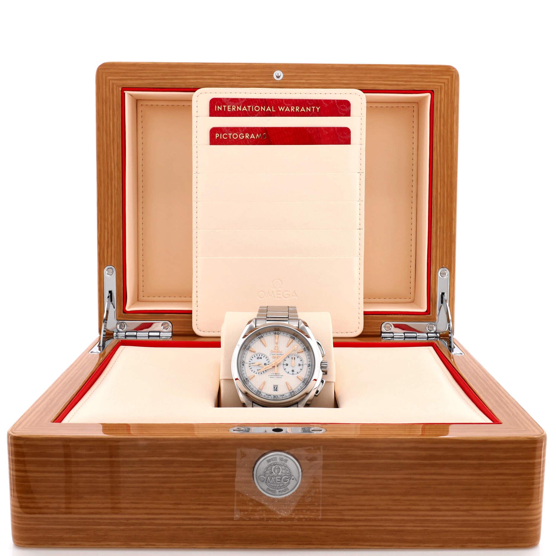 Condizioni: Ottimo. Graffi e usura moderati in tutto il corpo. Usura e graffi su cassa e bracciale.
Accessori: Scheda di garanzia - datata, libretto di istruzioni, scatola
Misure: Dimensione/Larghezza cassa: 43 mm, Altezza orologio: 17 mm, Larghezza