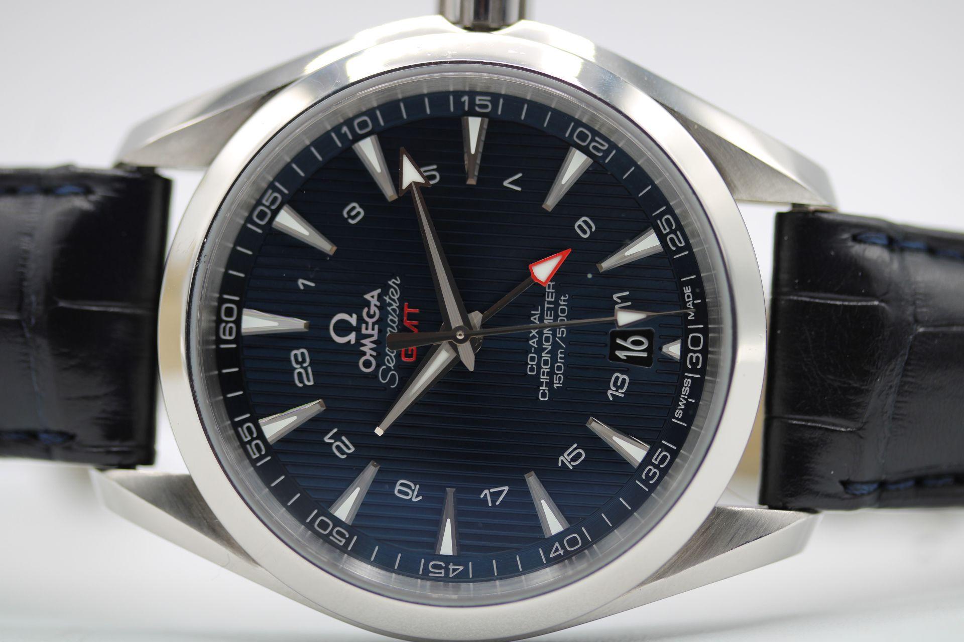 Cette Omega Seamaster Aqua Terra 231.13.43.22.03.001 GMT est plus qu'un clin d'œil à la riche histoire maritime d'Omega et à son dévouement pour les montres conçues pour l'océan. Les bandes Aqua Terra du cadran représentent le pont d'un yacht de