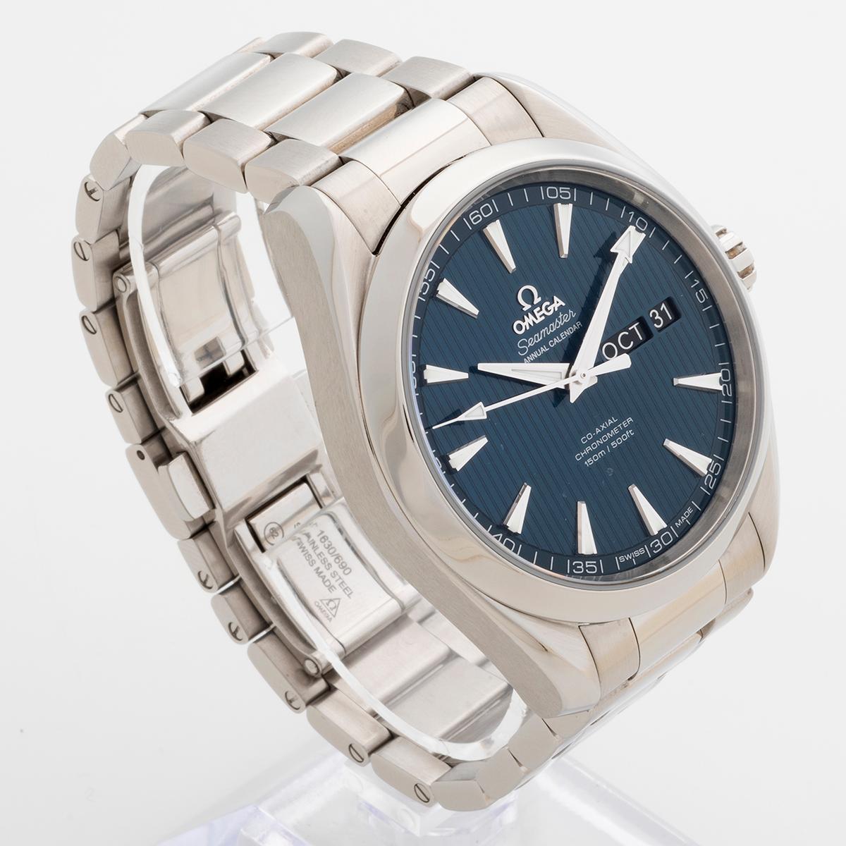 Il nostro rarissimo Omega Seamaster Aqua Terra Calendario Annuale 23110432203002 ha una cassa in acciaio inossidabile da 43 mm e un bracciale in acciaio inossidabile. Il calendario annuale è alimentato da un movimento cal 8601 che salta