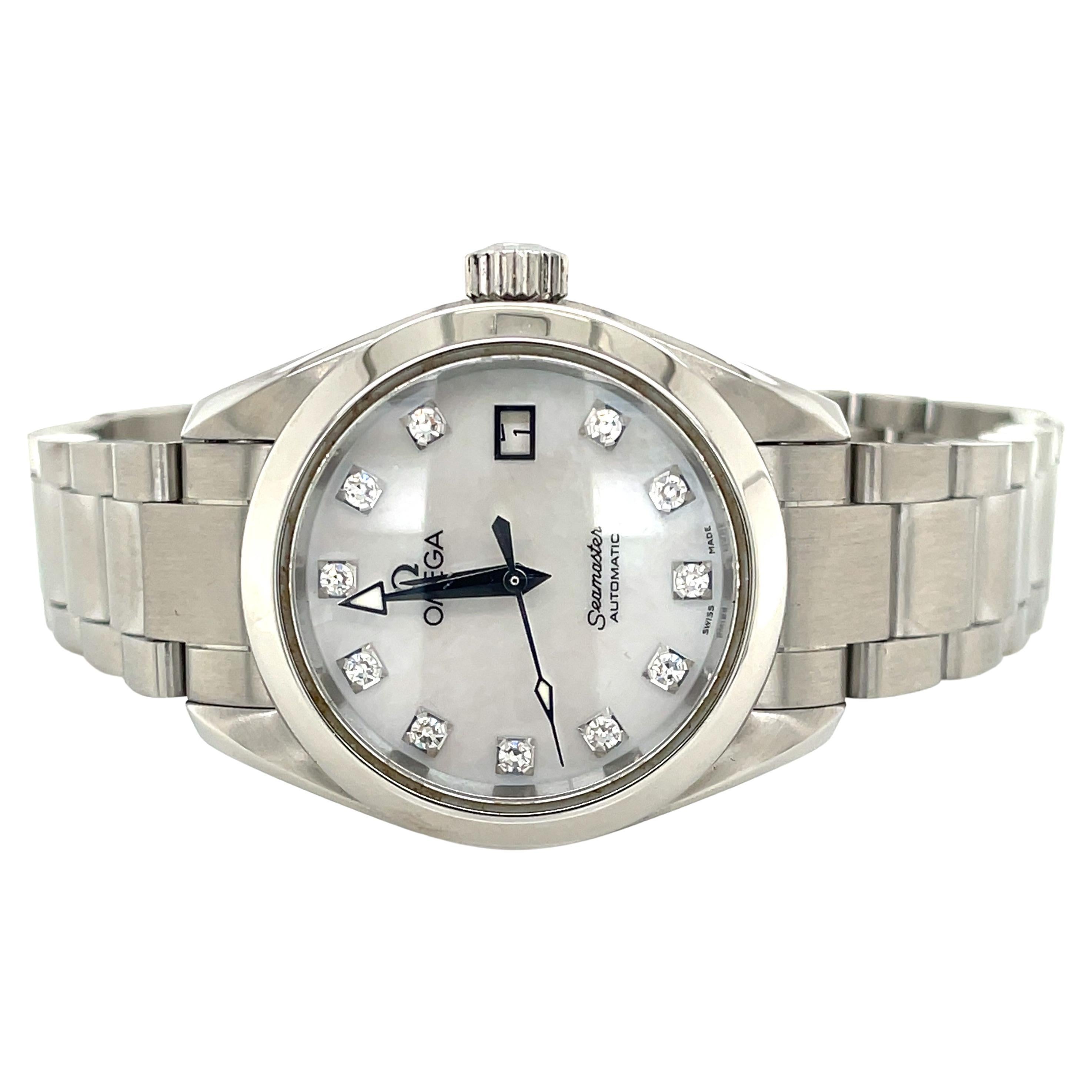 Ein Klassiker für die Damen, Omega Seamaster Aqua Terra Modell 5661113 Automatic Stainless Steel Wrist Watch in hervorragendem Zustand. Mit einem makellosen Perlmutt-Zifferblatt, elf Stundenziffern, die mit einem echten Diamanten von 0,19 Karat