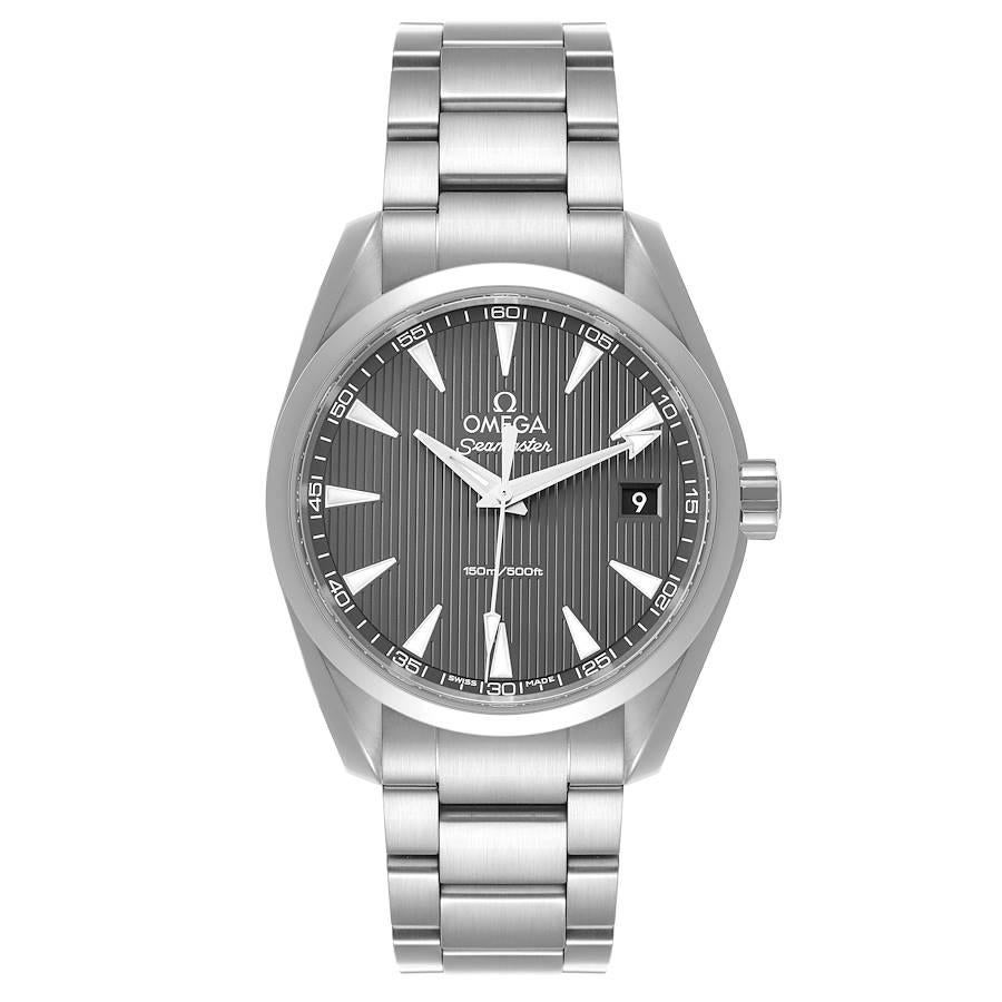 Omega Seamaster Aqua Terra Stahl Herrenuhr 231.10.39.60.06.001 Box-Karte. Präzisionsquarzwerk mit rhodinierter Oberfläche. Rundes Edelstahlgehäuse mit einem Durchmesser von 38,5 mm. Glatte Lünette aus Edelstahl. Kratzfestes Saphirglas. Graues