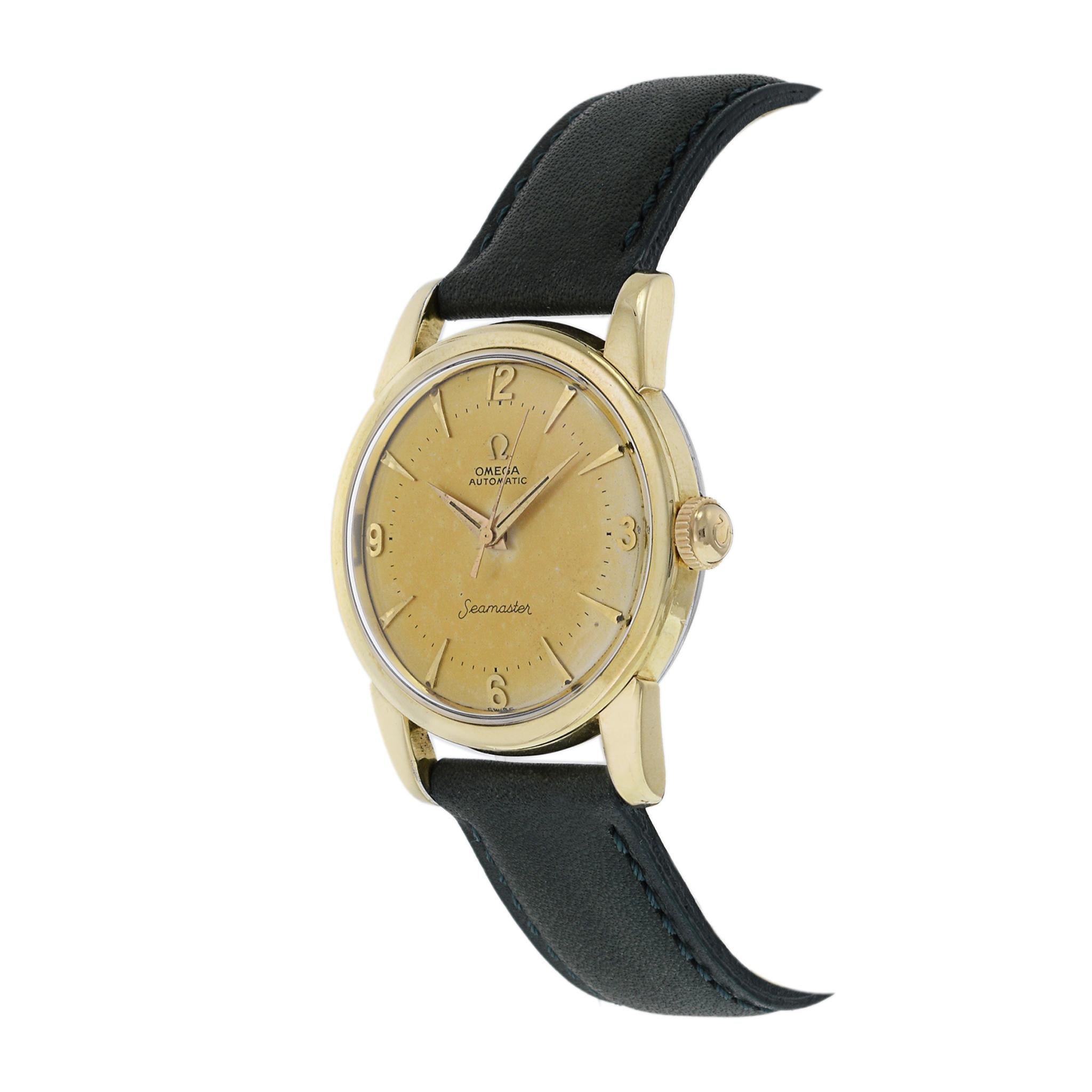 Dies ist ein 1954 Omega Seamaster Referenz 2767-11 mit 34mm Edelstahl-Gehäuse mit Gold-Overlay-Anhänger und massivem Gelbgold Lünette.

Das Gehäuse ist unpoliert und das Originalzifferblatt hat eine außergewöhnlich warme Patina entwickelt. Die