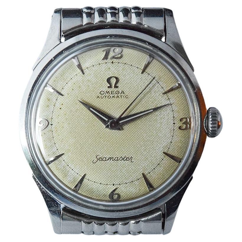 Omega Sea Master Automatic Bumper Steel mit Omega Rice-Armband.
Schönes originales strukturiertes Zifferblatt mit schöner Vintage-Patina.
Attraktive erhabene Stahlnummern und -markierungen
Stahlzeiger und Zentralsekunde.
Das strukturierte