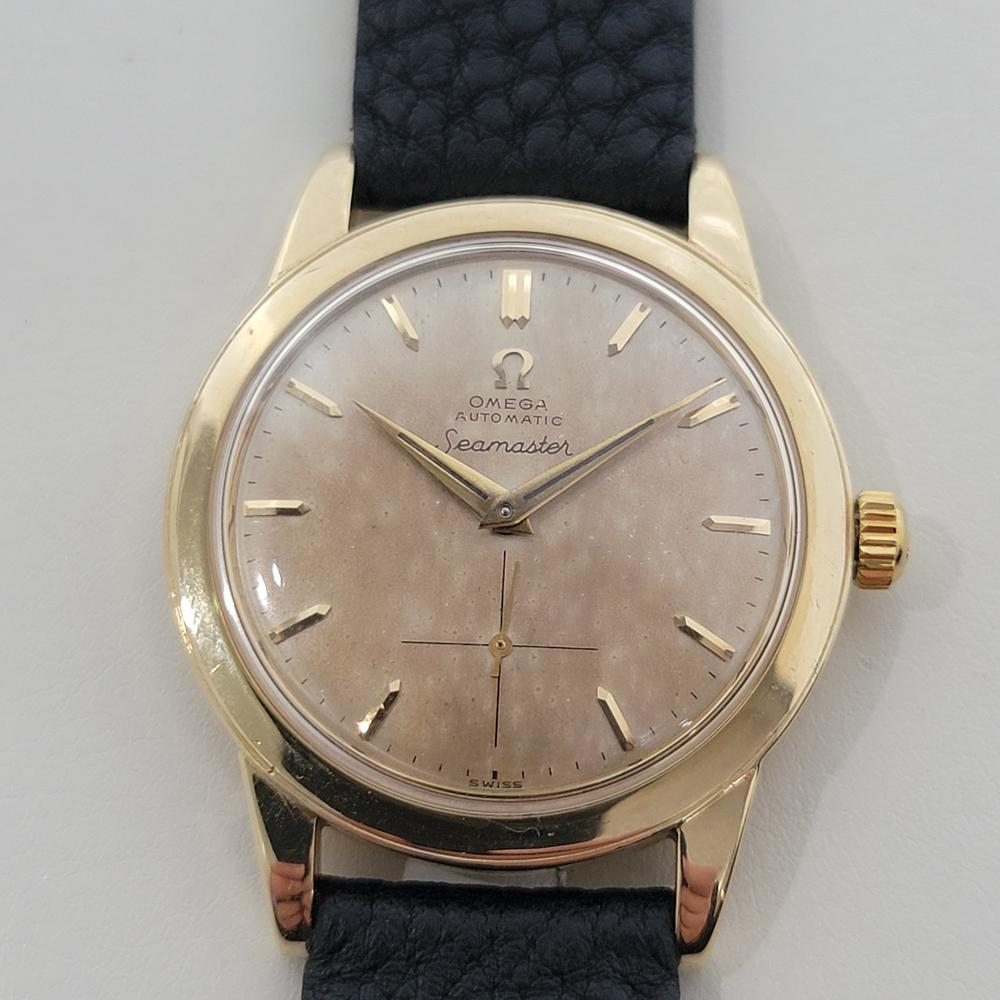Luxuriöse klassische Omega Seamaster Herrenuhr mit Handaufzug aus massivem 14-karätigem Gold, ca. 1954, in ausgezeichnetem Zustand. Von einem Uhrmachermeister für echt befunden. Wunderschönes, signiertes tropisches Omega-Zifferblatt, aufgesetzte