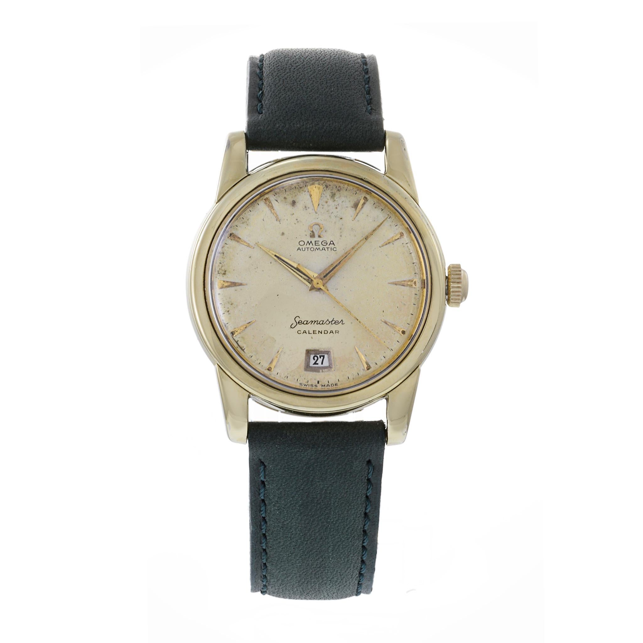 Die Omega Seamaster Calendar CK 2757 aus dem Jahr 1954 ist ein Vintage-Zeitmesser, der für sein 34-mm-Gehäuse aus Edelstahl mit goldener Lünette und Bandanstößen sowie für sein automatisches (mechanisches) Uhrwerk mit der Kalibernummer 355 bekannt