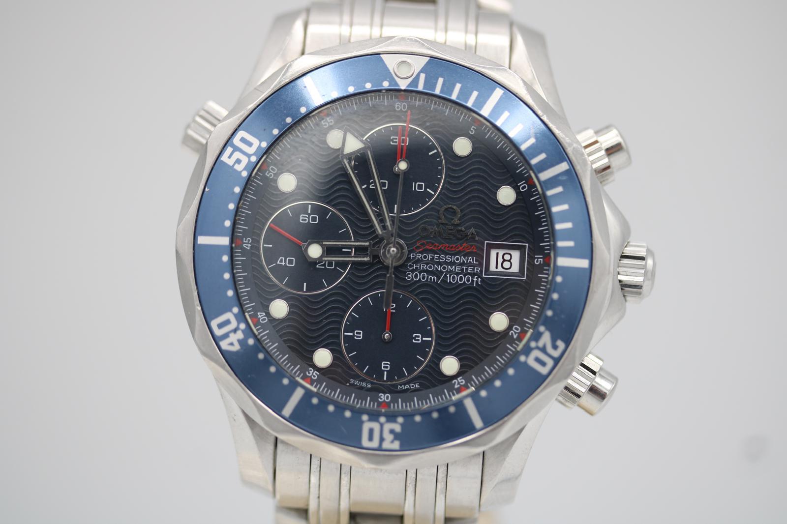 Omega Seamaster Chronographe 2225.80.00  41.5mm  Ensemble complet  2008  

Une Omega Seamaster Chronograph 2225.80.00 entièrement révisée et testée sous pression, nettoyée mais non polie pour conserver son originalité. Polissage disponible sur