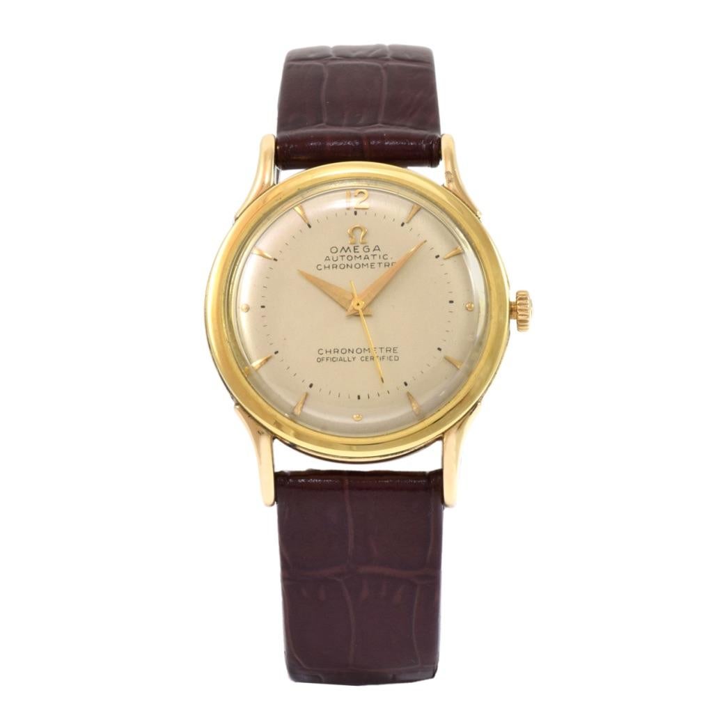 Voici l'OMEGA Vintage 1950's Chronometer, un garde-temps luxueux qui allie un design classique à des performances exceptionnelles. Cette montre exquise est dotée d'un boîtier rond de 33 mm en or jaune 14 carats, d'une élégance intemporelle qui