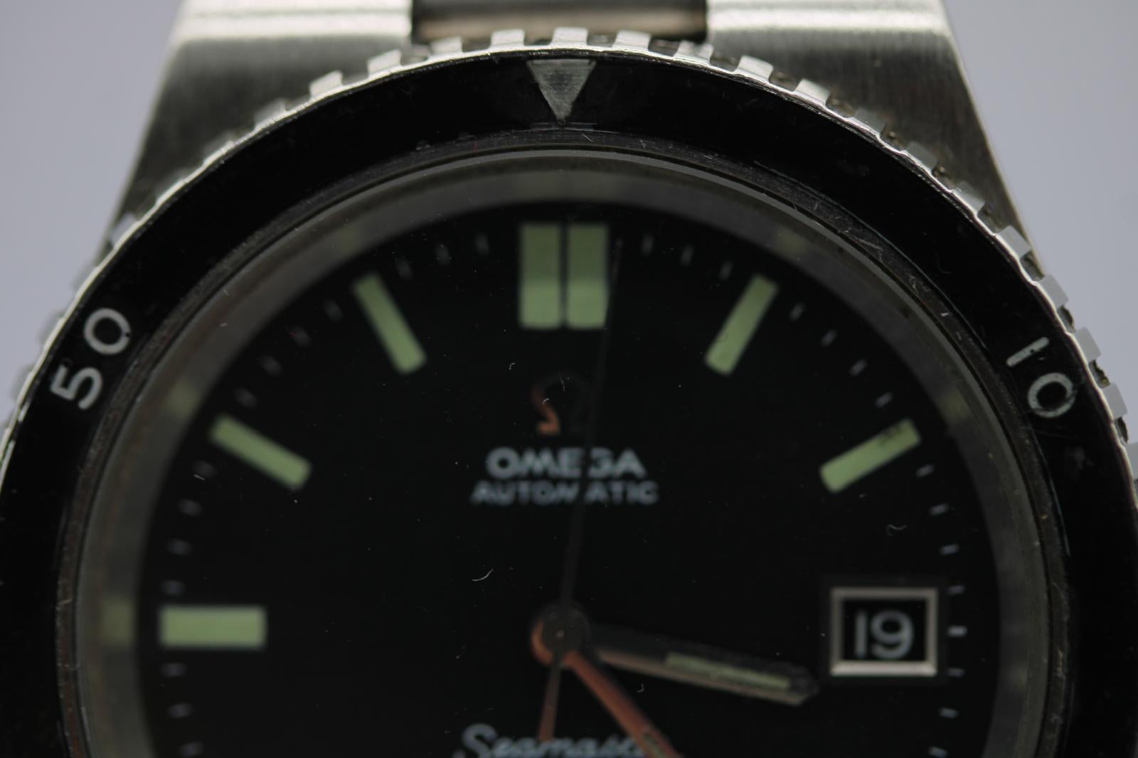 Il s'agit d'une Omega Seamaster Cosmic Ref. 166.137 du début des années 1970, présentée en excellent état. Avec son boîtier modulaire distinctif, cette référence a été créée pour durer dans des environnements pressurisés et reste une montre