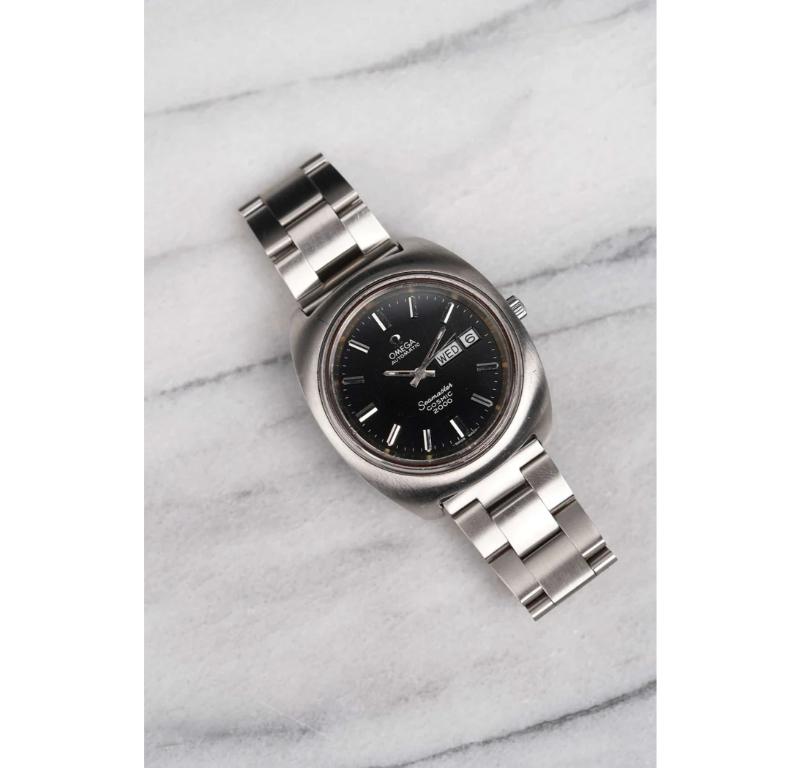 Voici une Omga Seamaster Cosmic 2000 vintage avec un cadran noir datant de la fin des années 60, début des années 70. L'heure est très précise et l'appareil est entièrement fonctionnel. Les mesures comprennent un boîtier de 38 mm et une largeur de