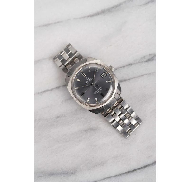 Voici une Omega seamaster cosmic automatic date vintage avec un cadran gris sunburst des années 70. L'heure est très précise et l'appareil est entièrement fonctionnel. Référence 166.022. Les mesures comprennent un boîtier de forme ovoïde de 35 mm et