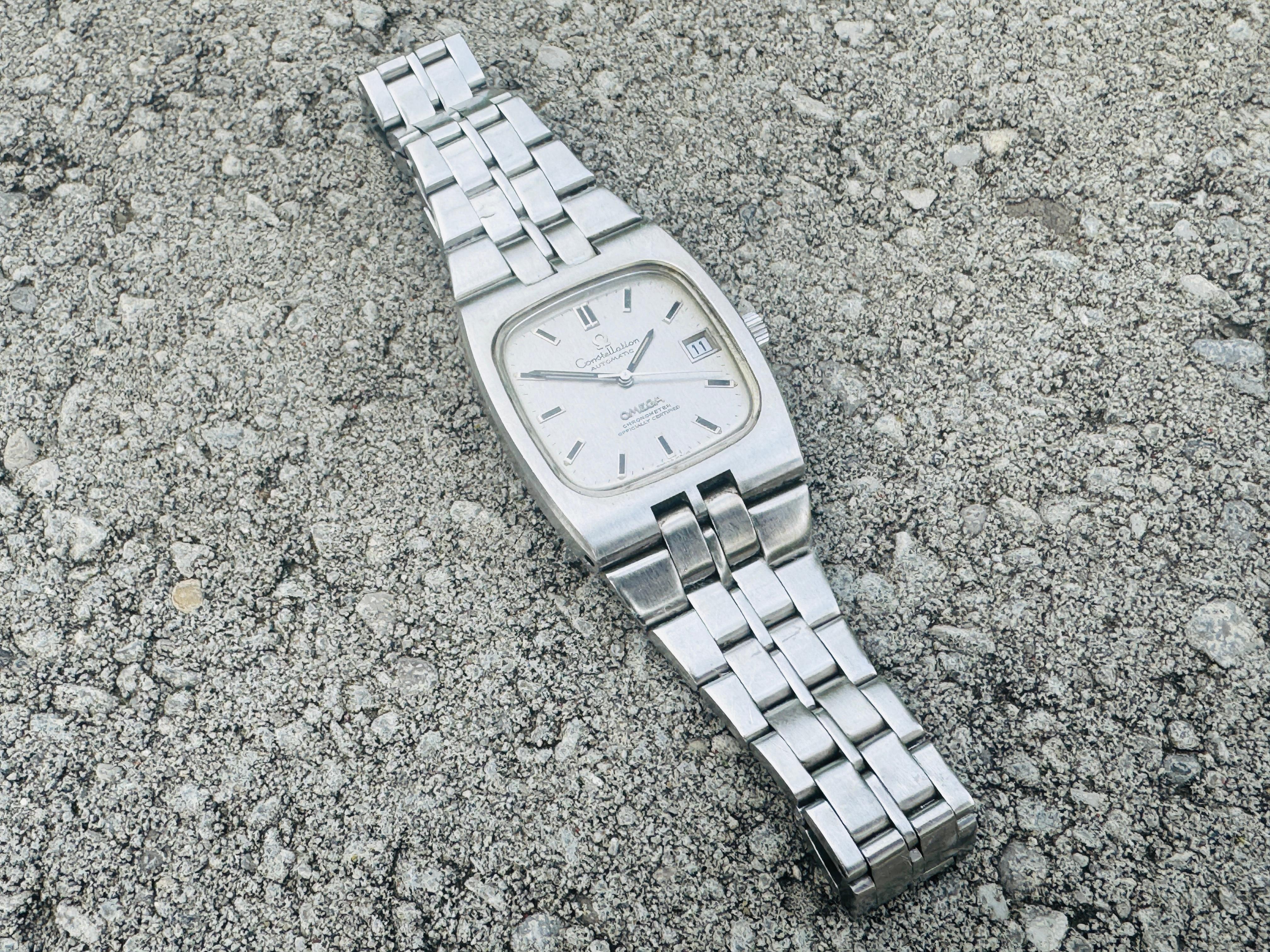 Brand : OMEGA

Model: Constellation Chronometer

Country Of Manufacture: Switzerland

Movement: Automatic

Case Material: Stainless Steel

Measurements : 33mm x 40mm diameter (excluding crown )

Band Type : Stainless Steel

Band Condition : In Very