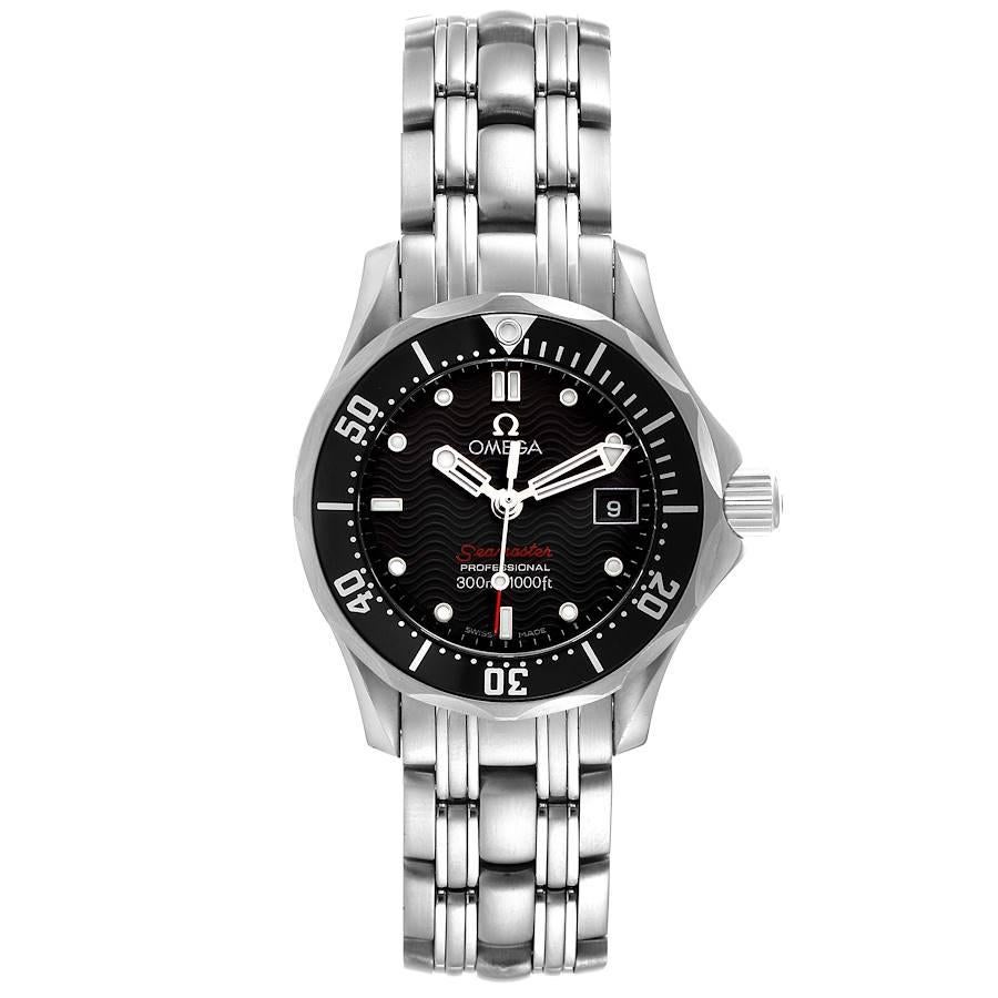 Omega Seamaster Diver 300M 28mm Quarz Damenuhr 212.30.28.61.01.001 Box-Karte. Quarzwerk. Rundes Edelstahlgehäuse mit einem Durchmesser von 28.0 mm. Schwarze, einseitig drehbare Lünette. Kratzfestes Saphirglas. Schwarzes Wellen-Dekor-Zifferblatt mit