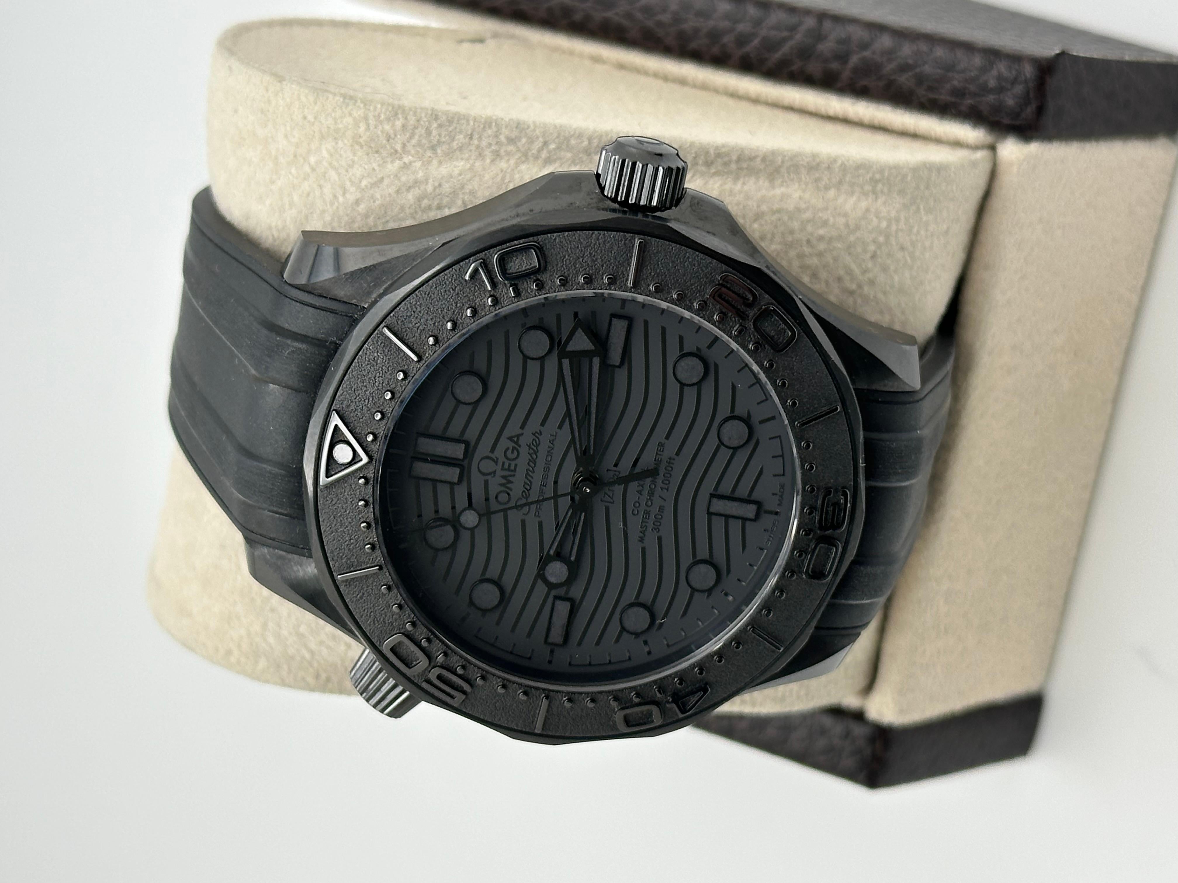 Omega Seamaster Diver 300M Nero Ceramica 210.92.44.20.01.003 Scatola Carta 43.5mm In condizioni ottime in vendita a San Diego, CA