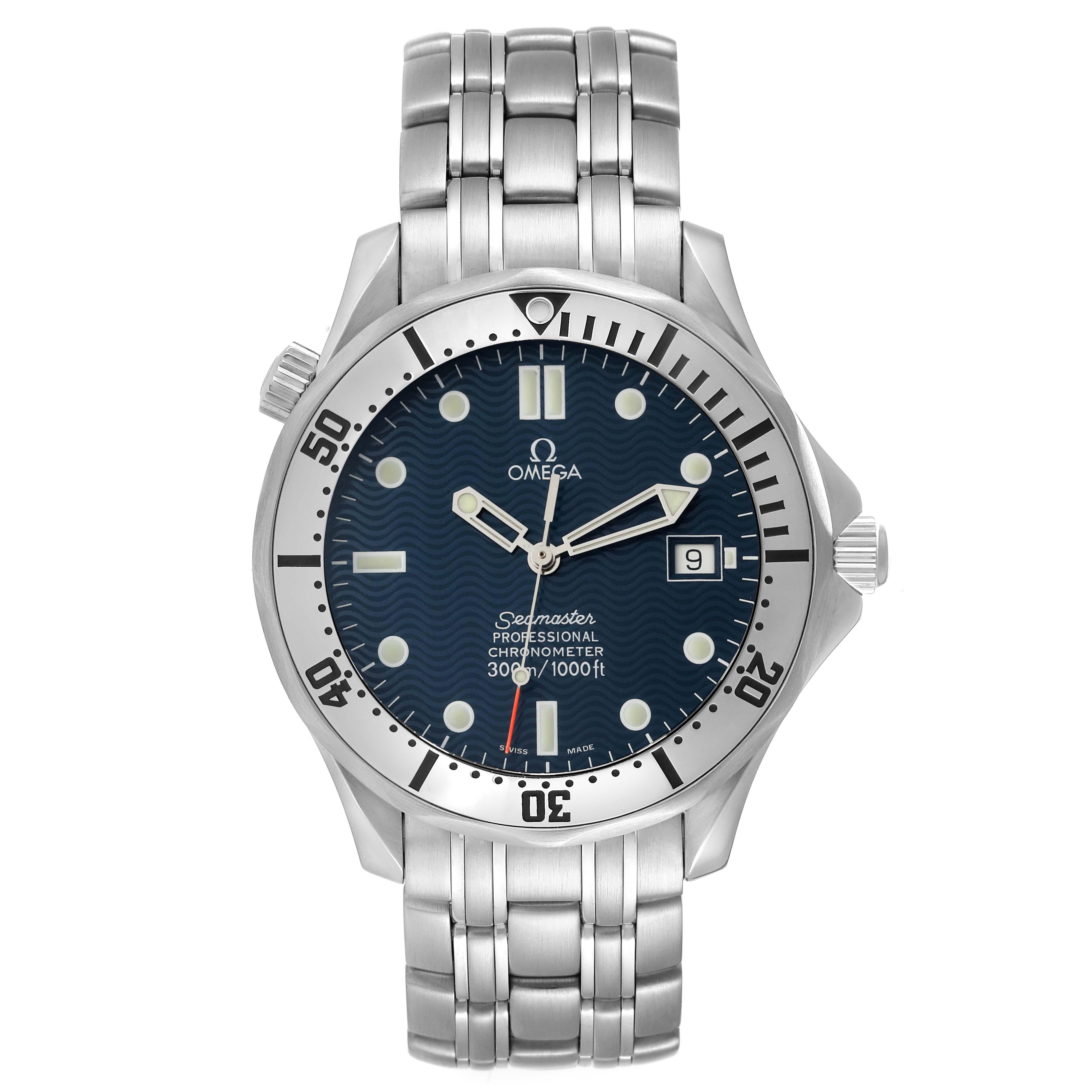Omega Seamaster Diver 300M Blue Wave Decor Dial Steel Herrenuhr 2532.80.00. Automatisches Uhrwerk mit Selbstaufzug. Gehäuse aus Edelstahl mit einem Durchmesser von 41.0 mm. Heliumauslassventil auf 10 Uhr. Omega-Logo auf der Krone. Einseitig drehbare