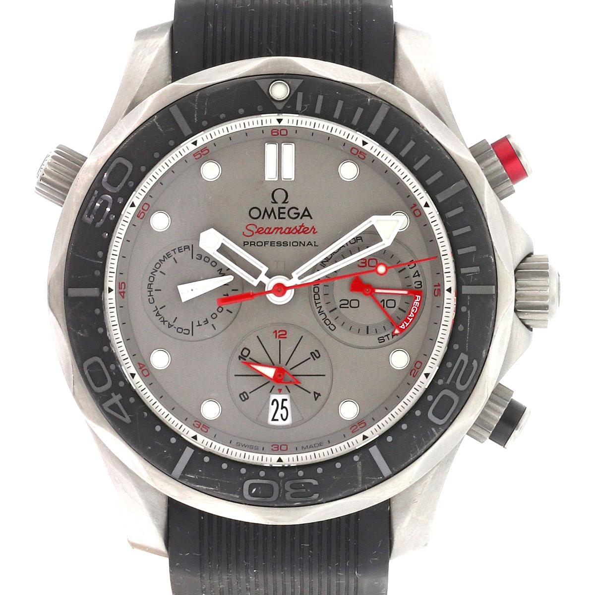 Erleben Sie die Omega Seamaster Diver 300M ETNZ Edition Titanium Uhr. Mit seinem Zifferblatt aus sandgestrahltem Titan, dem Gehäuse aus gebürstetem Titan und der Lünette aus schwarzer Keramik verbindet dieser Zeitmesser Raffinesse mit