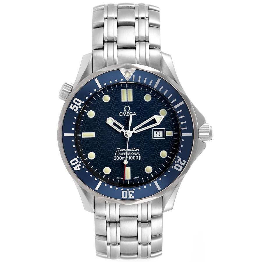 Reloj Omega Seamaster Diver 300M James Bond de acero y cuarzo para caballero 2541.80.00. Movimiento de cuarzo, calibre 1538. Caja de acero inoxidable de 41 mm de diámetro. Logotipo Omega en la corona. Válvula de escape de helio a las 10 en punto.