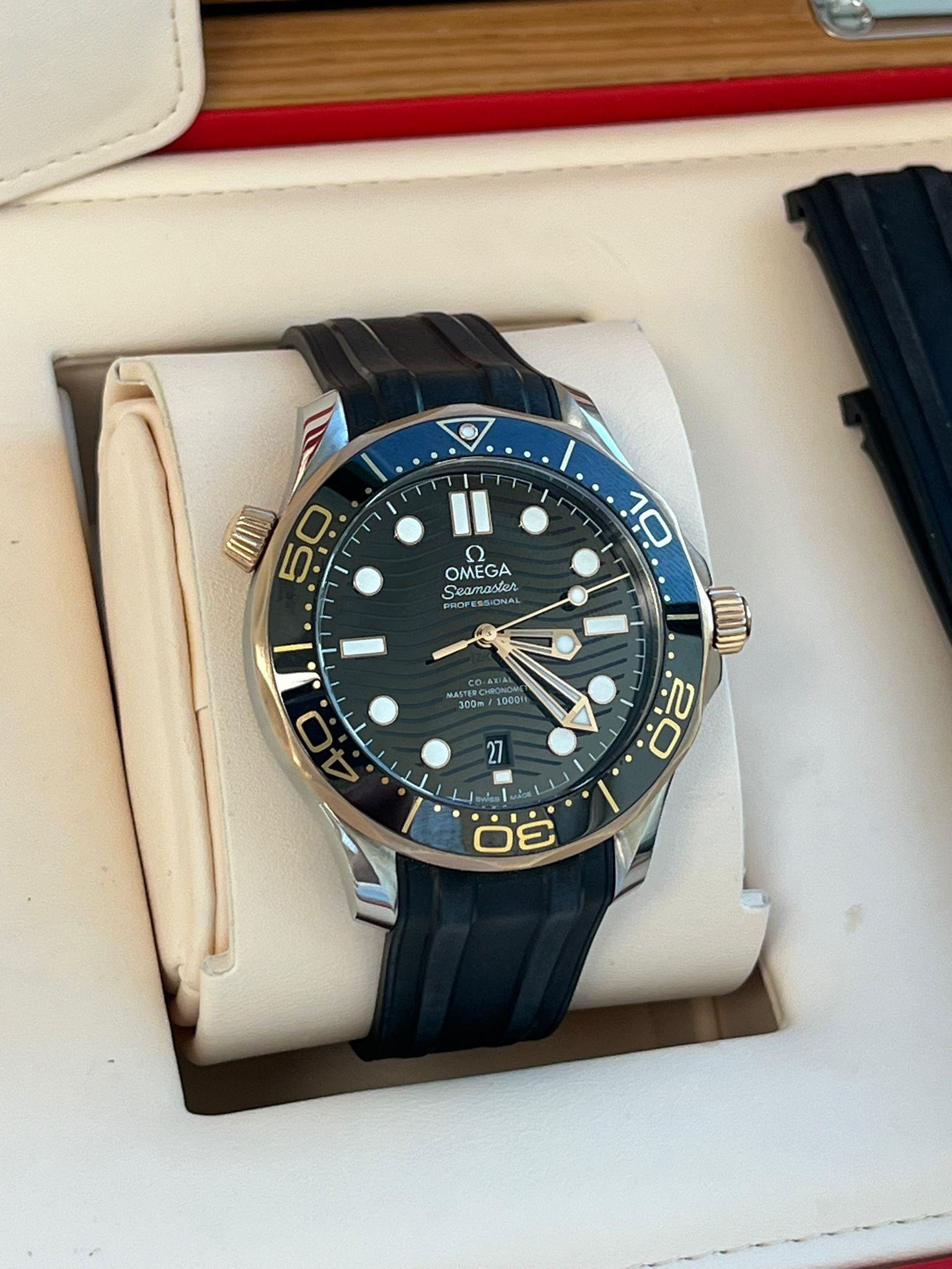 Desde 1993, el Seamaster Buceador Profesional 300M ha gozado de un seguimiento legendario. La moderna colección actual ha adoptado y actualizado esa famosa herencia oceánica con la mejor innovación y diseño de OMEGA. Este modelo de 42 mm está