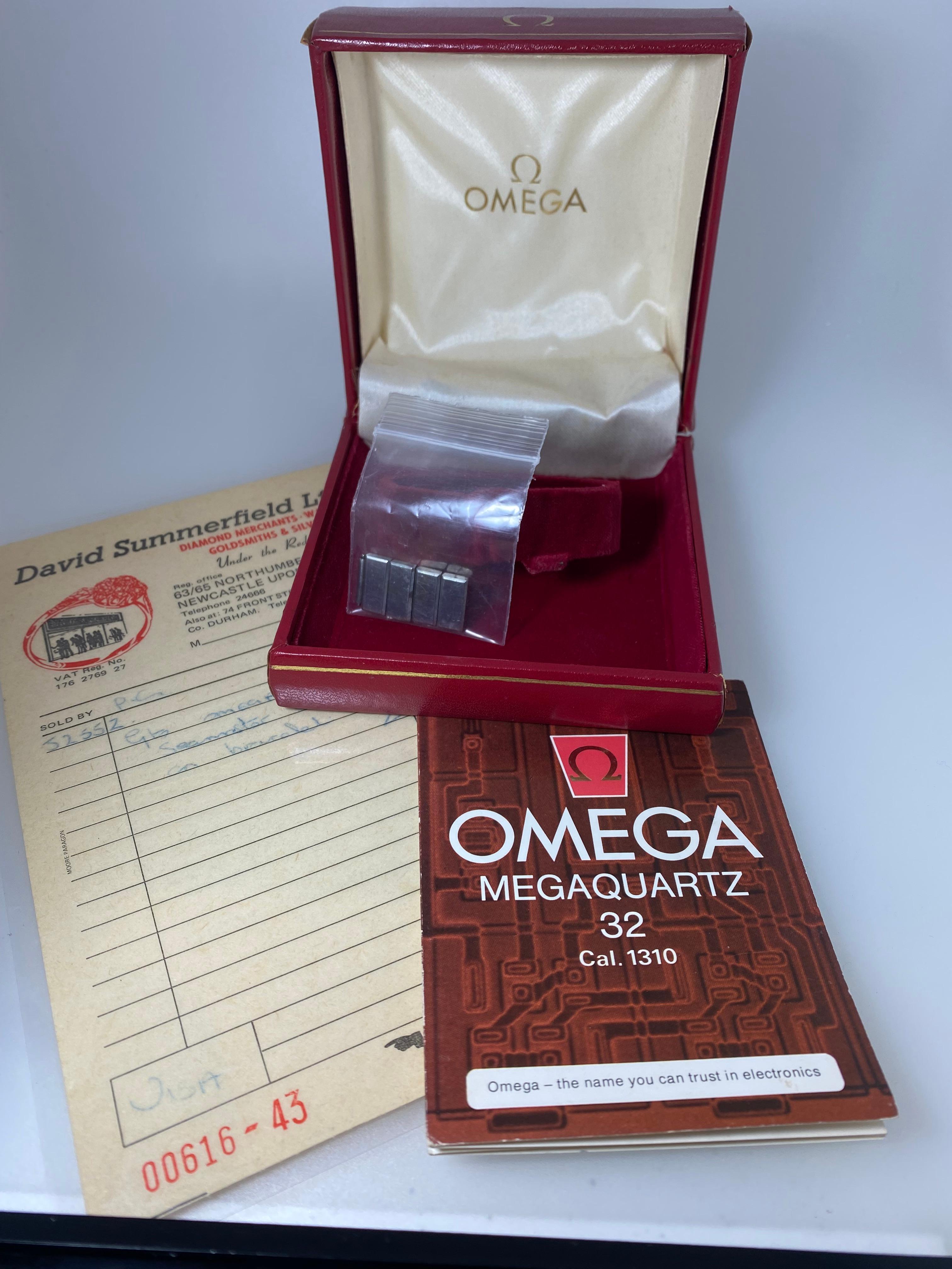 This Fine & Rare timepiece is an 
Omega Seamaster Mariner MegaQuartz  Chronograph Gents’ Watch, 
It features: 

Swiss Quartz Caliber 1310 Movement

Octagon Shaped Stainless Steel Case, 
measuring 40mm (including the crown) x 
43mm (from lug to lug)