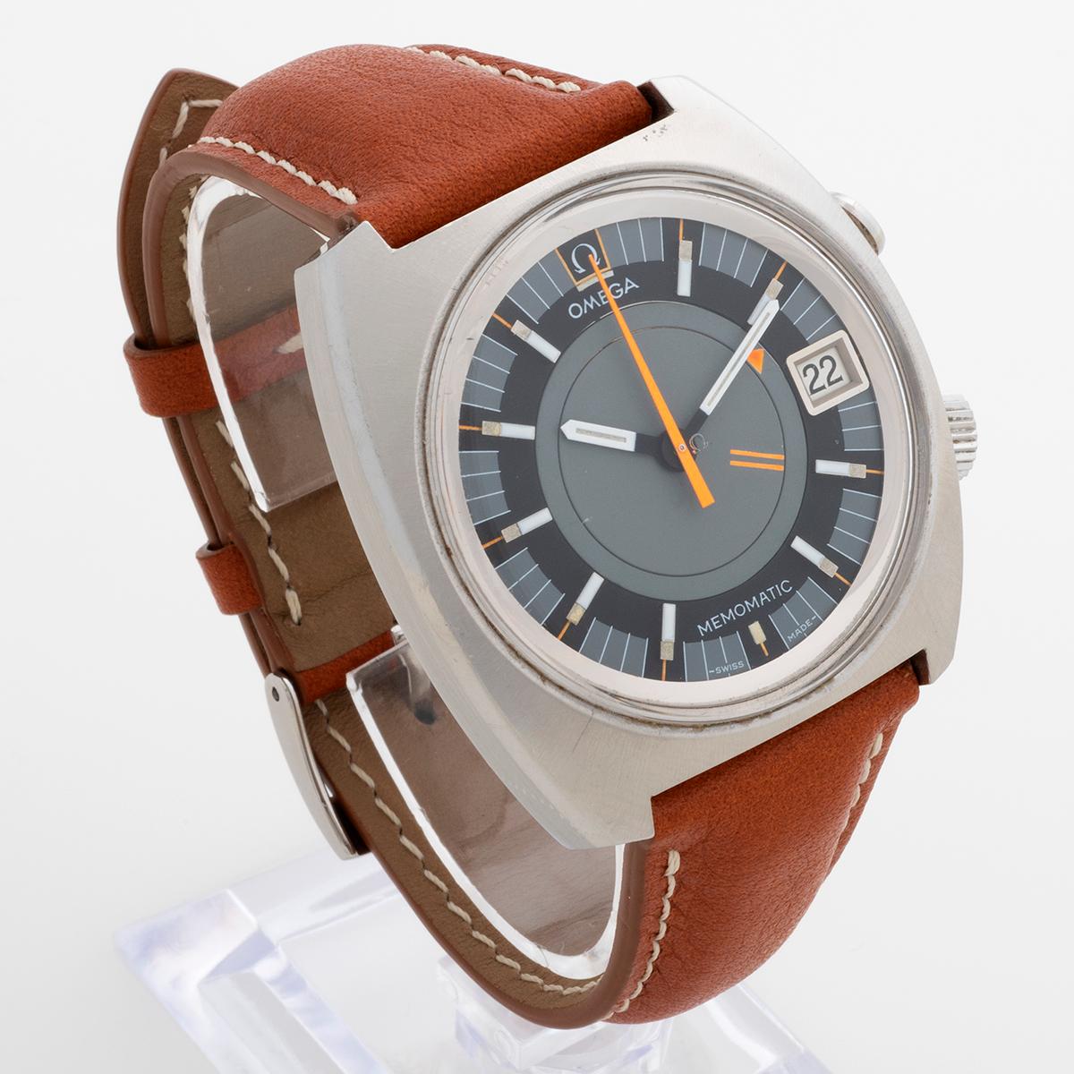 Unsere alte und sehr seltene Omega Seamaster Memomatic, Referenz 166.072, verfügt über ein 40-mm-Edelstahlgehäuse mit Datums- und Alarmfunktion. Angetrieben von einem gewarteten Kaliber 980 Automatikwerk präsentiert sich dieses Exemplar in