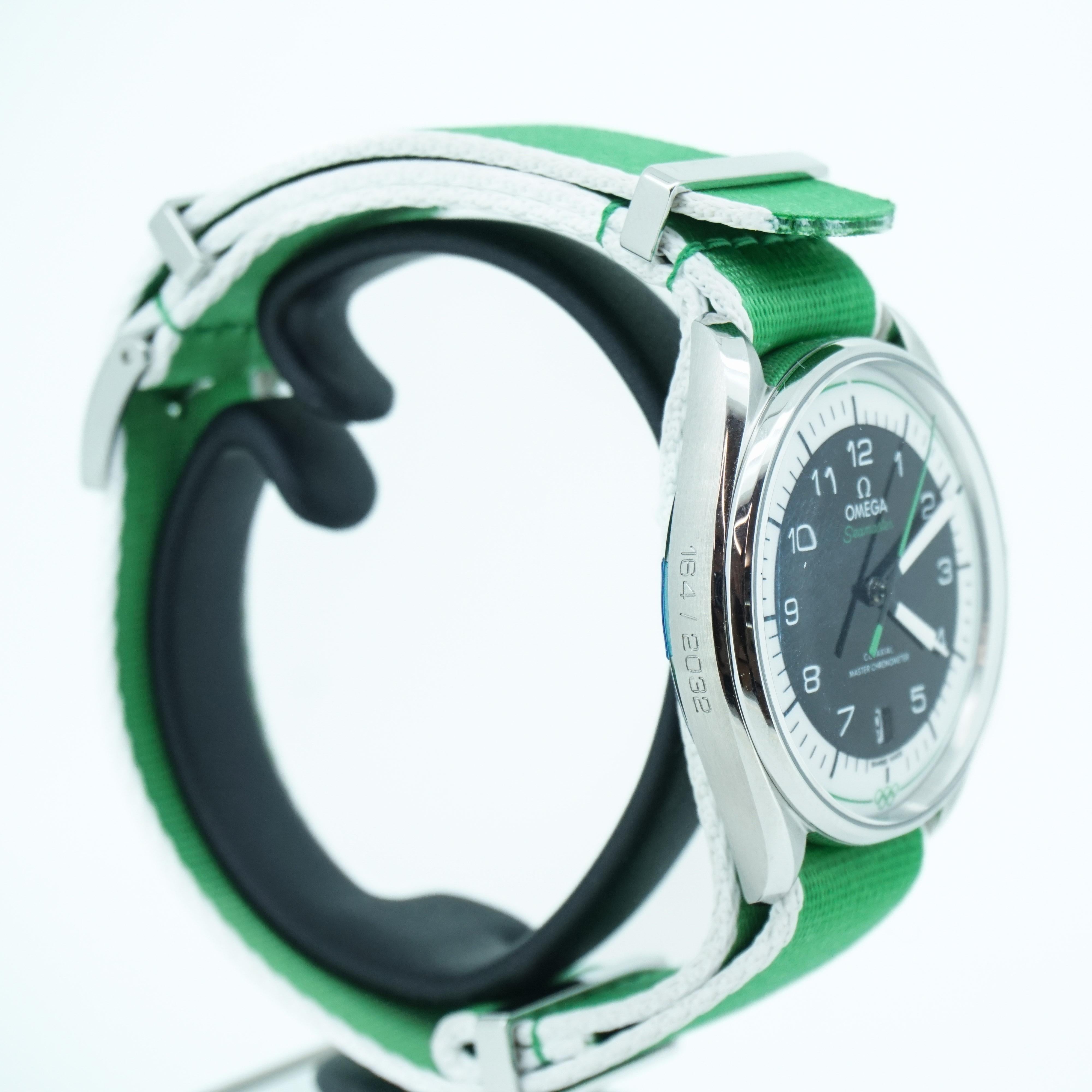 A part of the popular Seamaster Olympic Games Collection, this 39.5mm watch model comes framed in a stainless steel case. Protected by a domed, scratch-resistant sapphire crystal is its black and white dial with sporty hands and a date window at 6