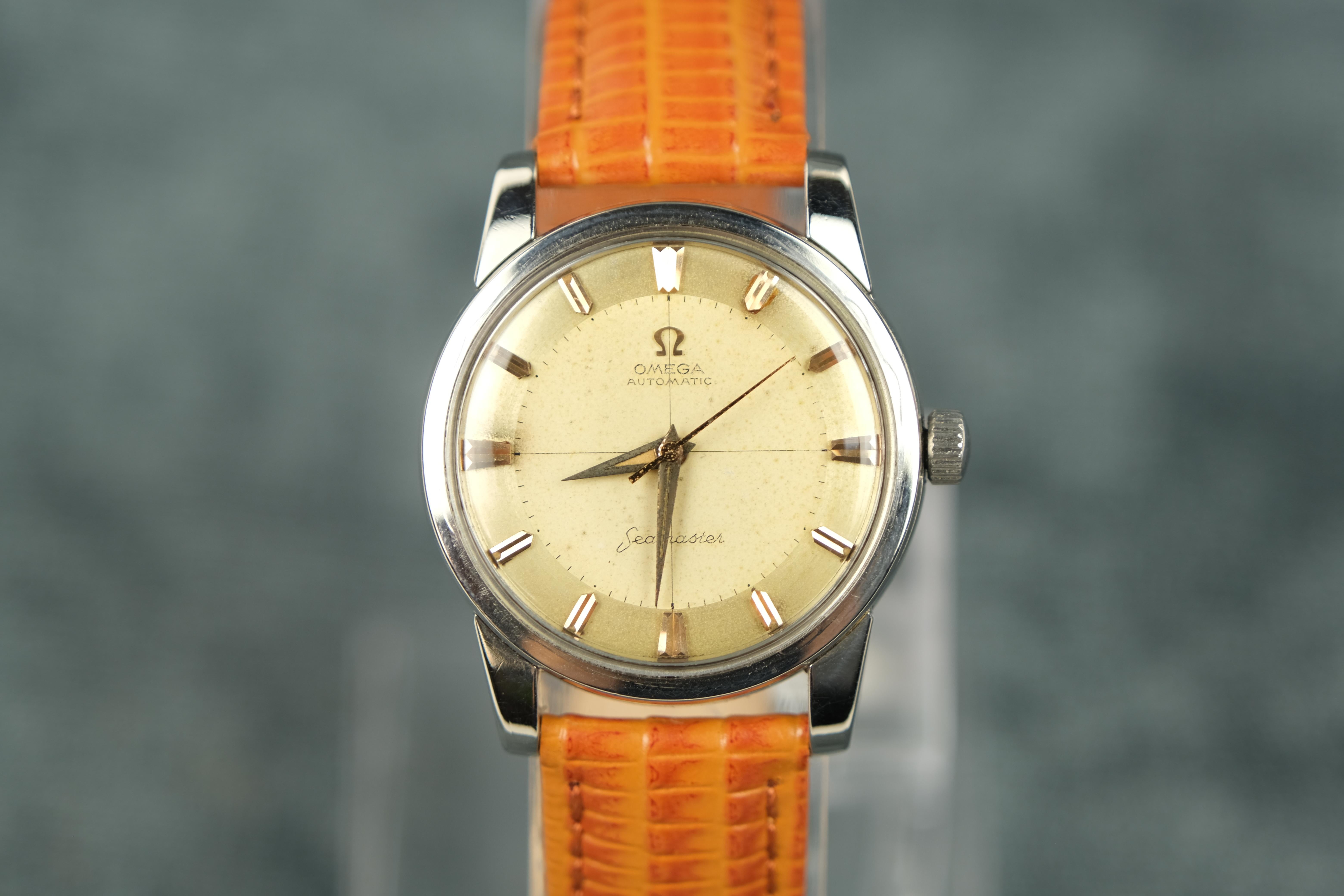 Omega Seamaster. Orangefarbenes Lederband

Ich habe eine echte Vorliebe für alte Uhren. Sie haben etwas Einfaches an sich, das mich anspricht. 

Sie waren Instrumente, um die Zeit abzulesen, und nicht, um Ihnen mitzuteilen, wie viele Minuten es noch