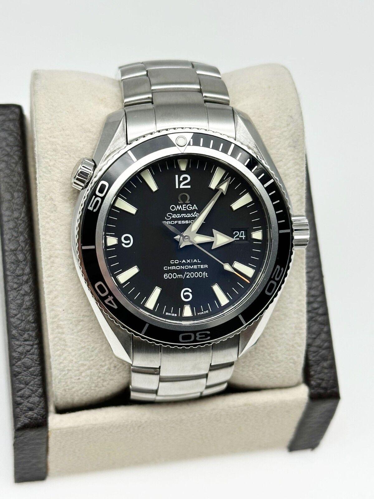 Numéro de style : 2201.50.00

 

Série : 80930***


L'année : Est. 2006

 

Modèle : Seamaster Planet Ocean

 

Matériau du boîtier : Acier inoxydable

 

Bande : Acier inoxydable

 

Lunette : noire

 

Cadran : Noir

 

Visage : Cristal saphir

