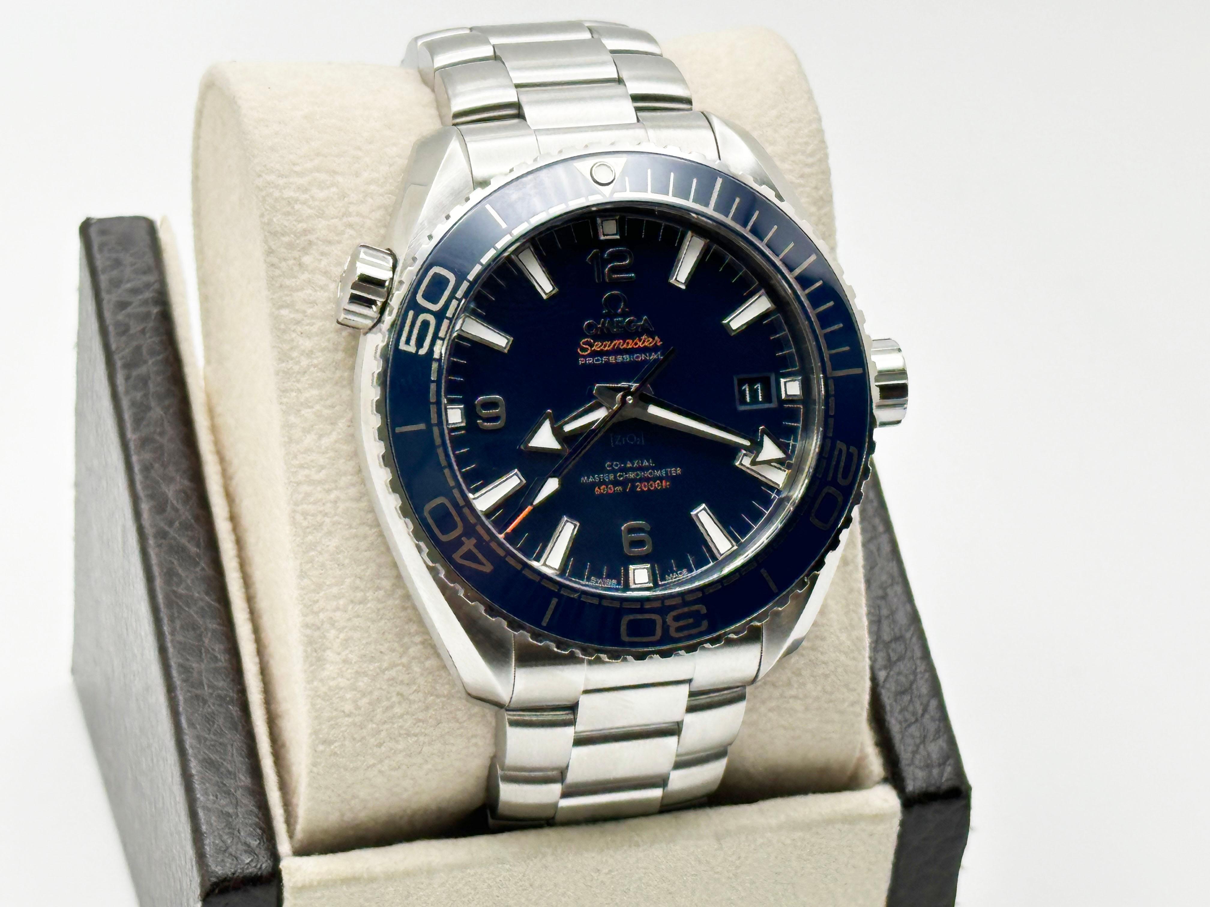 Numero di stile: 215.30.44.21.03.001

 

Model No: Omega Seamaster Planet Ocean 600M

 

Materiale della cassa: Acciaio inossidabile 

 

Fascia: Acciaio inossidabile

 

Lunetta: lunetta in ceramica blu 

 

Quadrante:  Quadrante blu 

 

Volto: