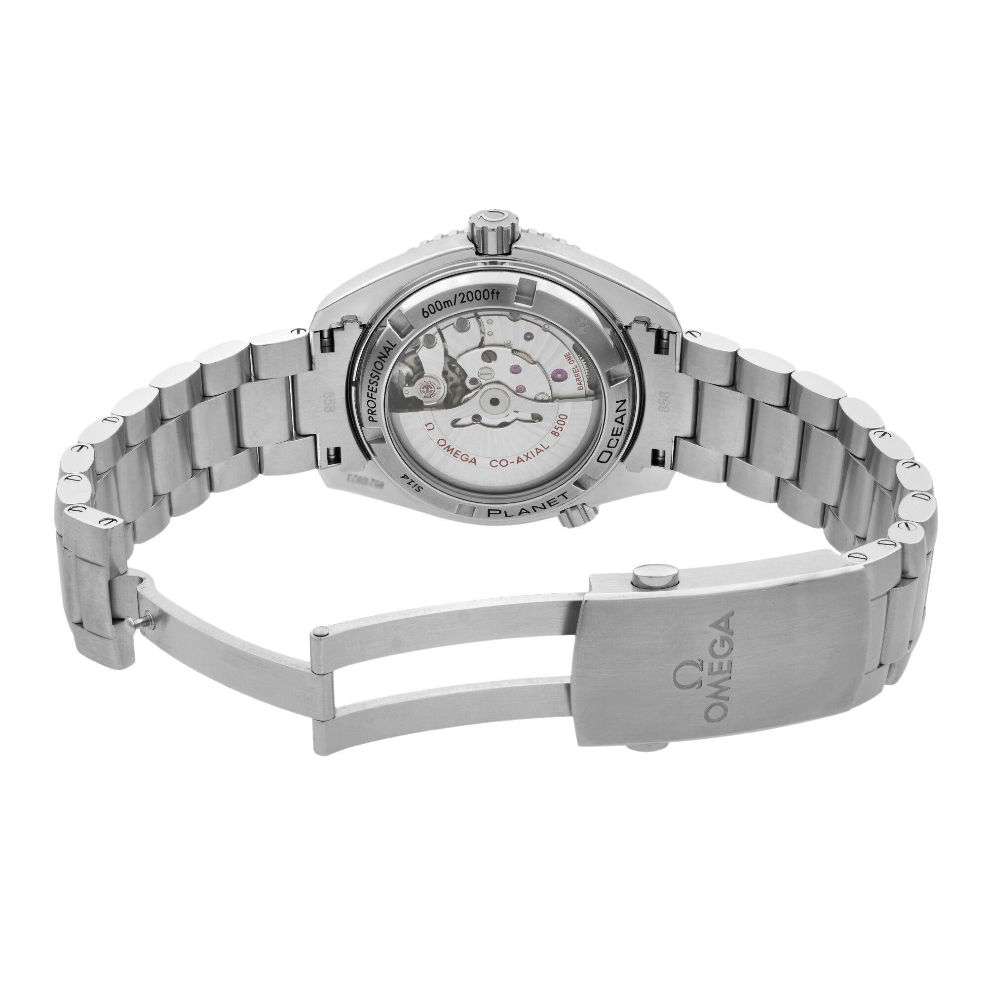 This New Without Tags Omega Seamaster 232.15.42.21.04.001 is a beautiful Gents timepiece that is powered by an automatic movement which is cased in a stainless steel case. It has a round shape face, date dial and has hand sticks & numerals style