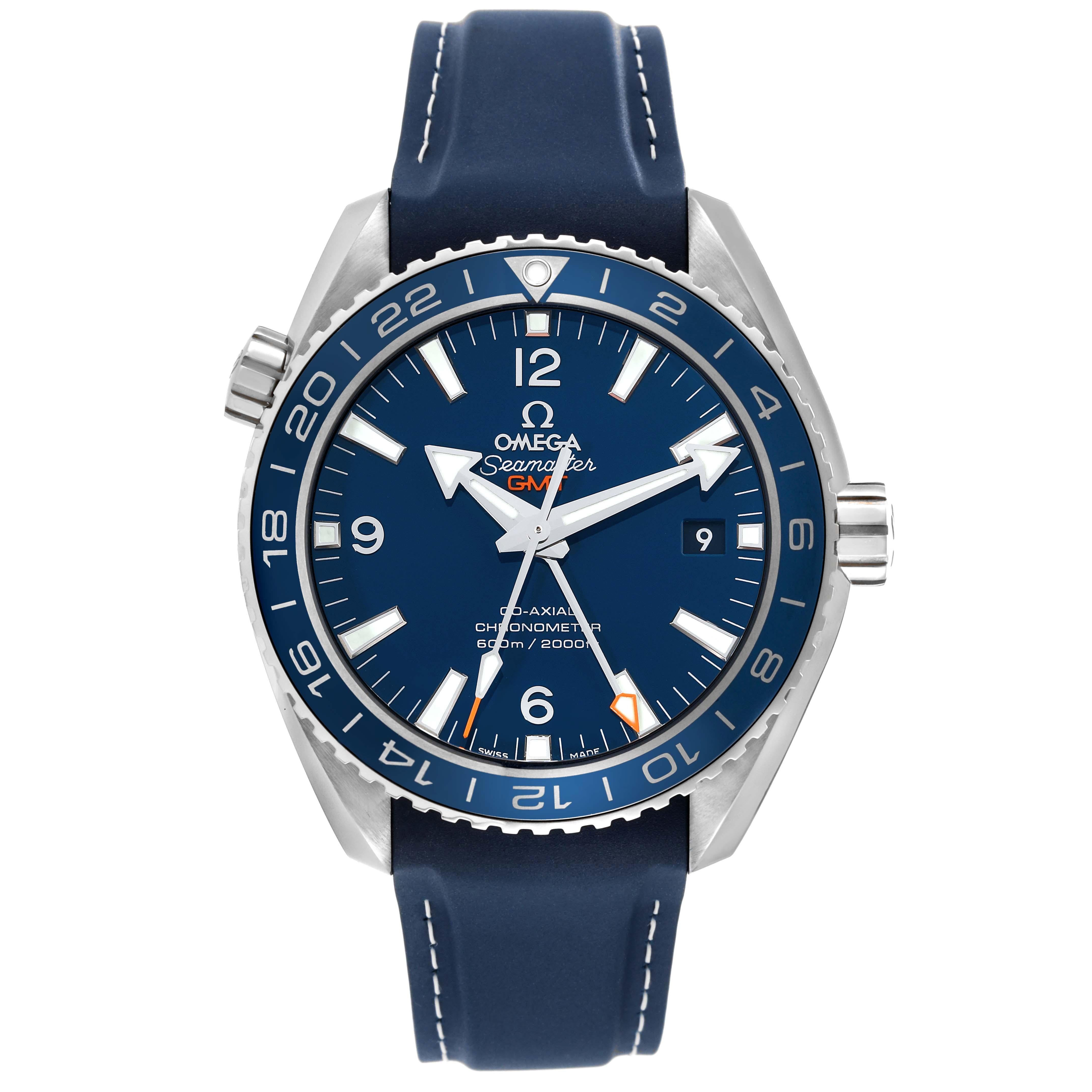 Omega Seamaster Planet Ocean GMT Orologio da Uomo in Titanio 232.92.44.22.03.001. Movimento cronometro automatico a carica automatica con scappamento coassiale per una maggiore precisione, stabilità e durata. GMT con funzione di fuso orario.