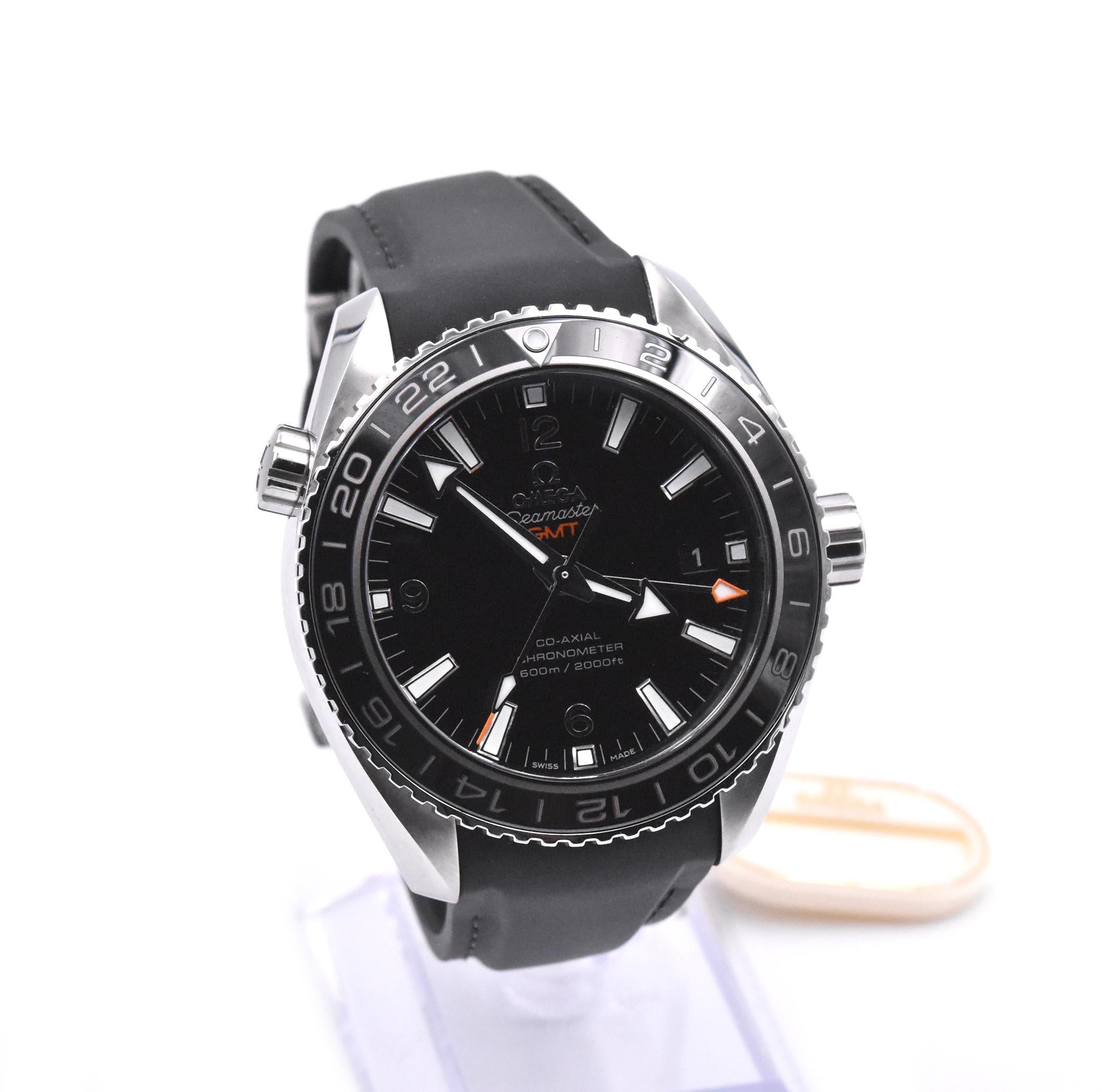 Movement: automatic 
Function: hours, minutes, seconds, date, GMT, World Time
Case: 44mm stainless steel case, sapphire protective crystal, screw down crown, helium escape valve, water resistant to 600m
Band: Omega black rubber strap with deployment