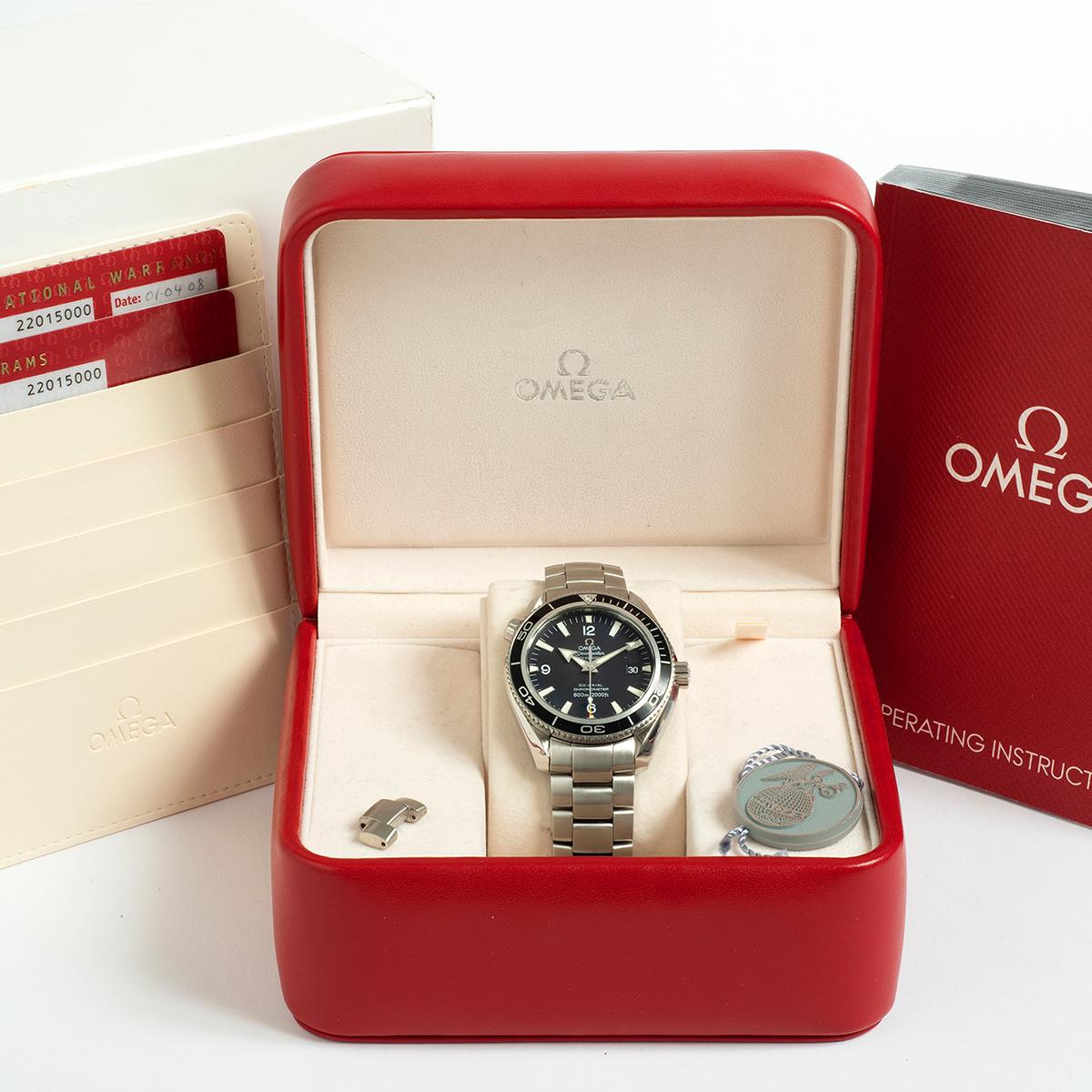 Our classic Omega Seamaster Planet Ocean 600m features a stainless steel 42mm case with stainless steel bracelet and black dial and bezel. Presented in excellent condition, our reference 2201.12.000 comes as a full set complete with inner and outer