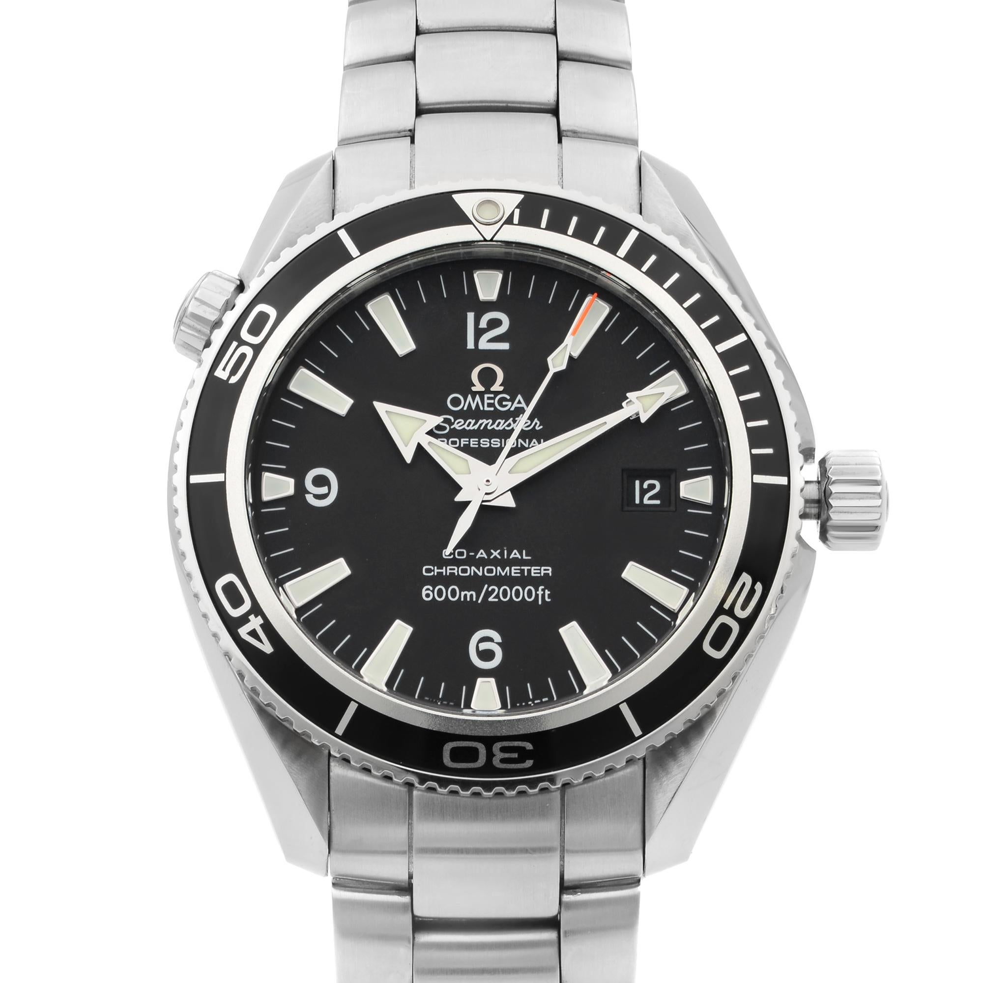 This pre-owned Omega Seamaster 2201.50.00  is a beautiful men's timepiece that is powered by a mechanical (automatic) movement which is cased in a stainless steel case. It has a round shape face, date indicator dial, and has hand sticks & numerals